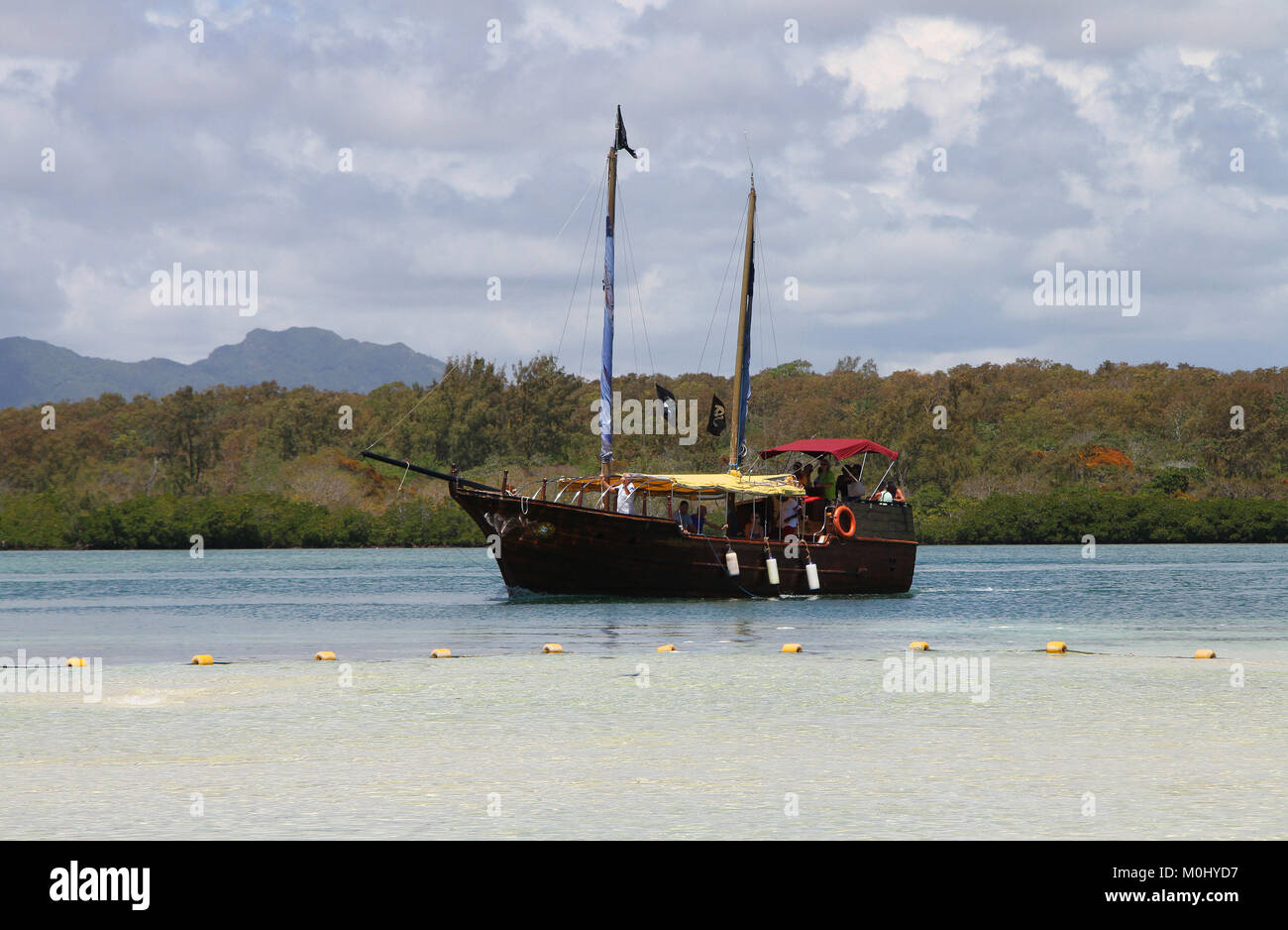 Le bateau pirate croisière sur une plage sur l'Ile aux Cerfs sur une semi-journée nuageuse, île privée près de la côte est de la République de Maurice à la Fl Banque D'Images