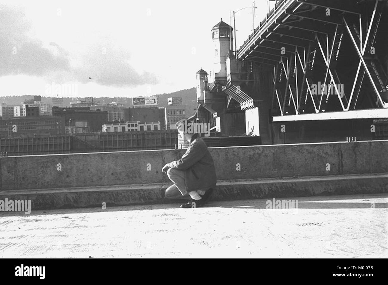 Burnside Bridge, situé dans le champ de bataille national d'Antietam, dans le Maryland, aux États-Unis, est un pont en arc de pierre historique datant de la guerre de Sécession. La photographie prise en décembre 1963 montre sa structure préservée enjambant Antietam Creek. Banque D'Images