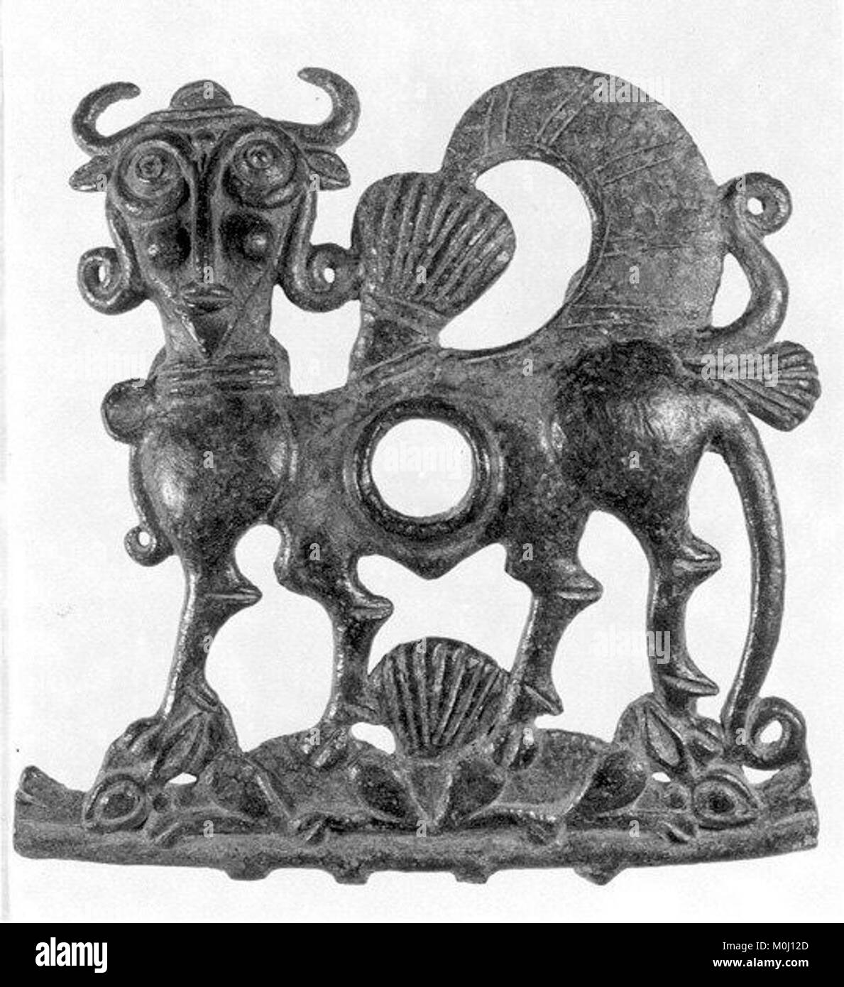Un cheekpiece de cheval de l'Antiquité, conçu sous la forme d'un quadrupède ailé à tête humaine, logé dans la collection MET, mettant en valeur l'art et l'artisanat anciens. Banque D'Images