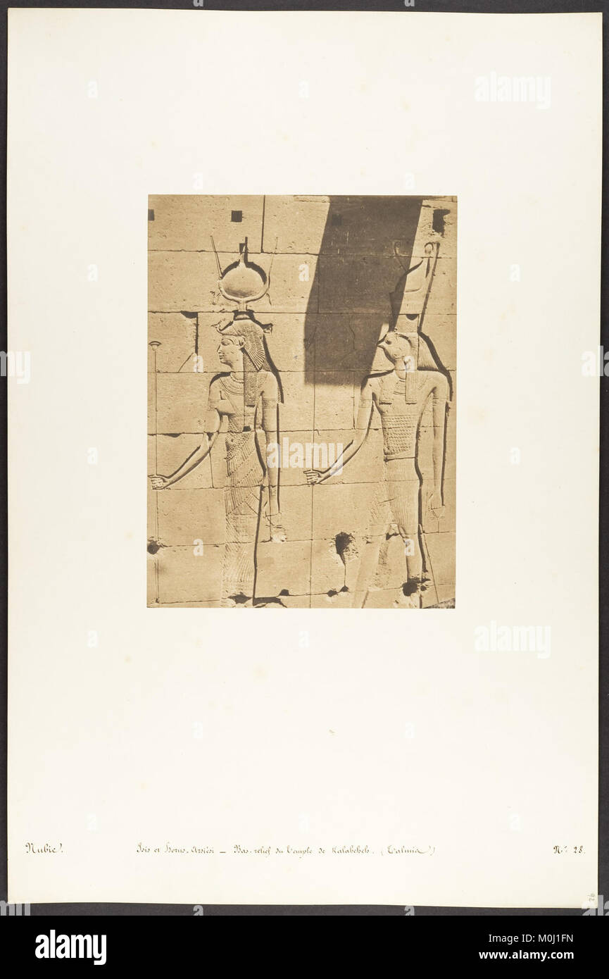 Un bas-relief du temple de Kalabcheh à Talmis représentant les dieux égyptiens Isis et Horus-Arsinoë, un exemple de l'art religieux égyptien antique et du symbolisme. Banque D'Images