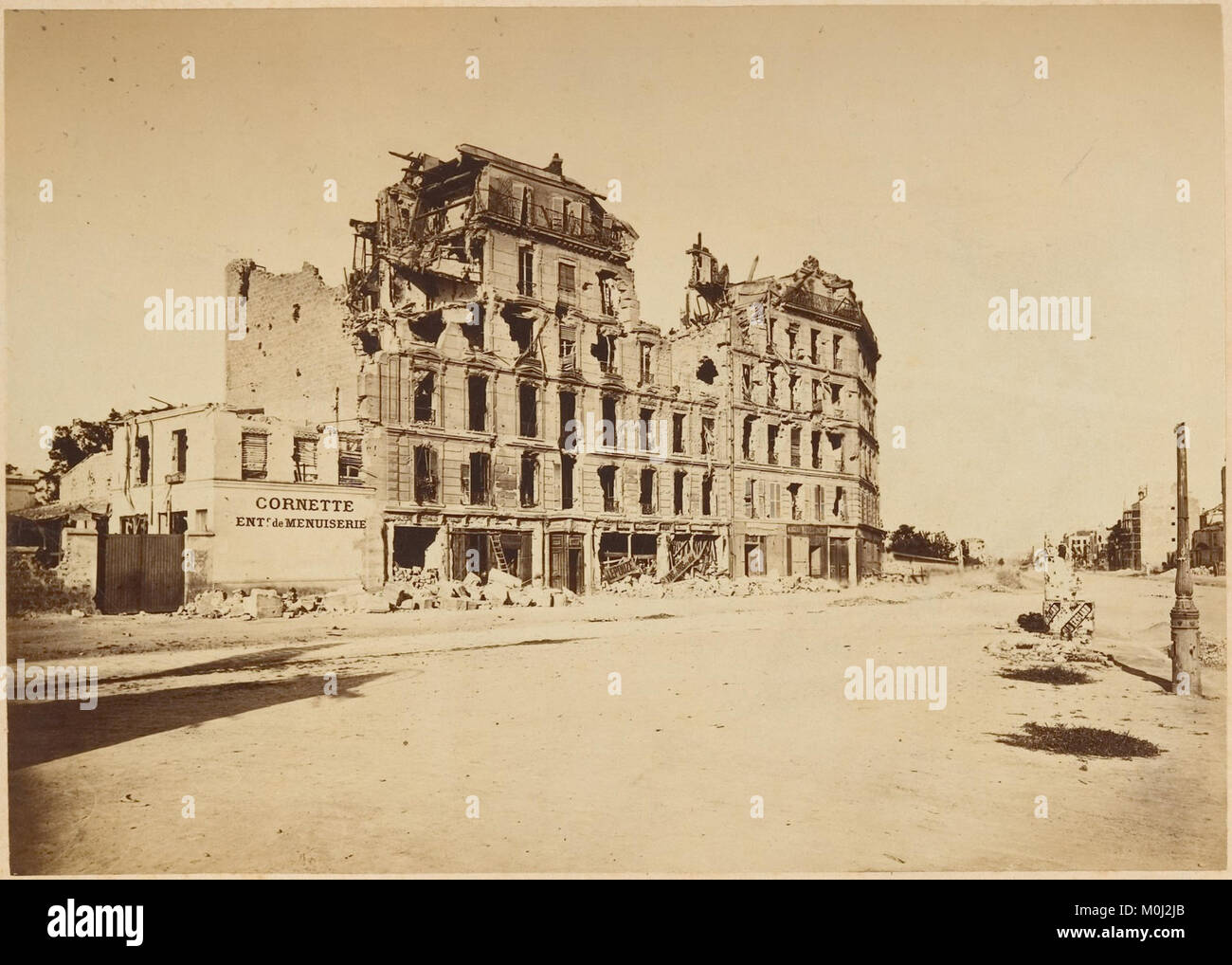 Le deuxième volume de 'les ruines de Paris et de ses environs 1870-1871' d'Alphonse J. Liébert, avec un texte d'Alfred d'Aunay, contient 100 estampes sur albumine documentant Paris et sa banlieue après le siège de 1870-71 et la commune de Paris. Banque D'Images