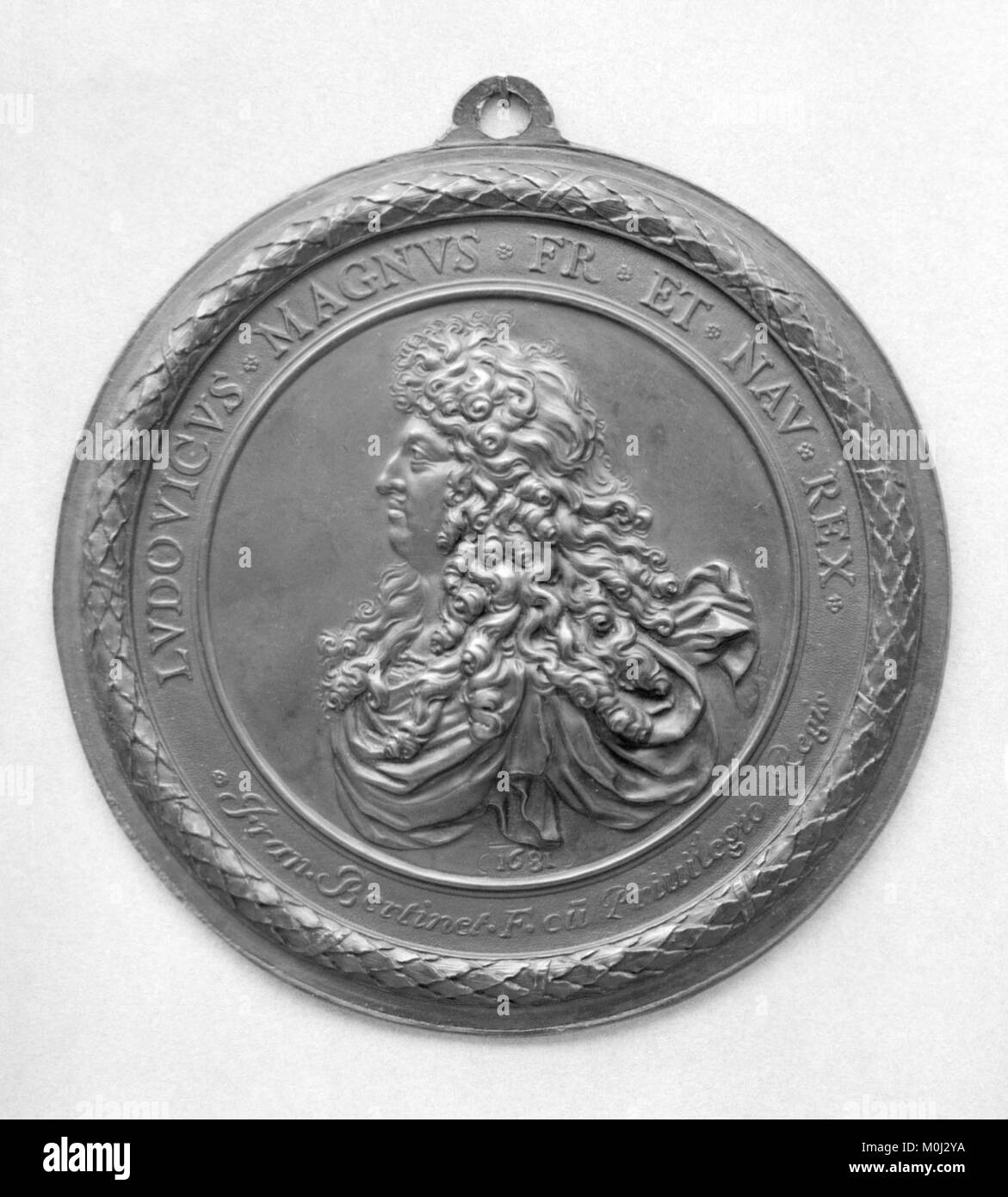 Louis XIV, également connu sous le nom de Roi Soleil, a gouverné la France de 1643 à 1715, marquant l'apogée de la monarchie absolue française. Son règne est connu pour sa cour somptueuse, ses campagnes militaires et l'expansion de Versailles. Banque D'Images