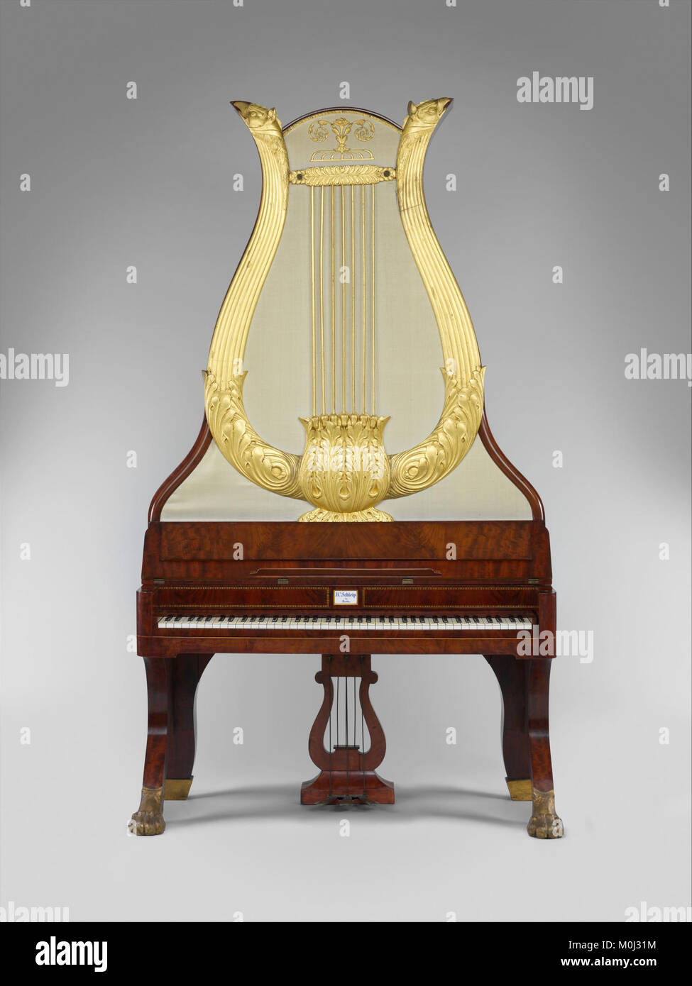 Un Lyraflügel, un instrument à clavier allemand du XIXe siècle combinant les caractéristiques de la lyre et du piano, conçu pour l'innovation esthétique et musicale. Banque D'Images