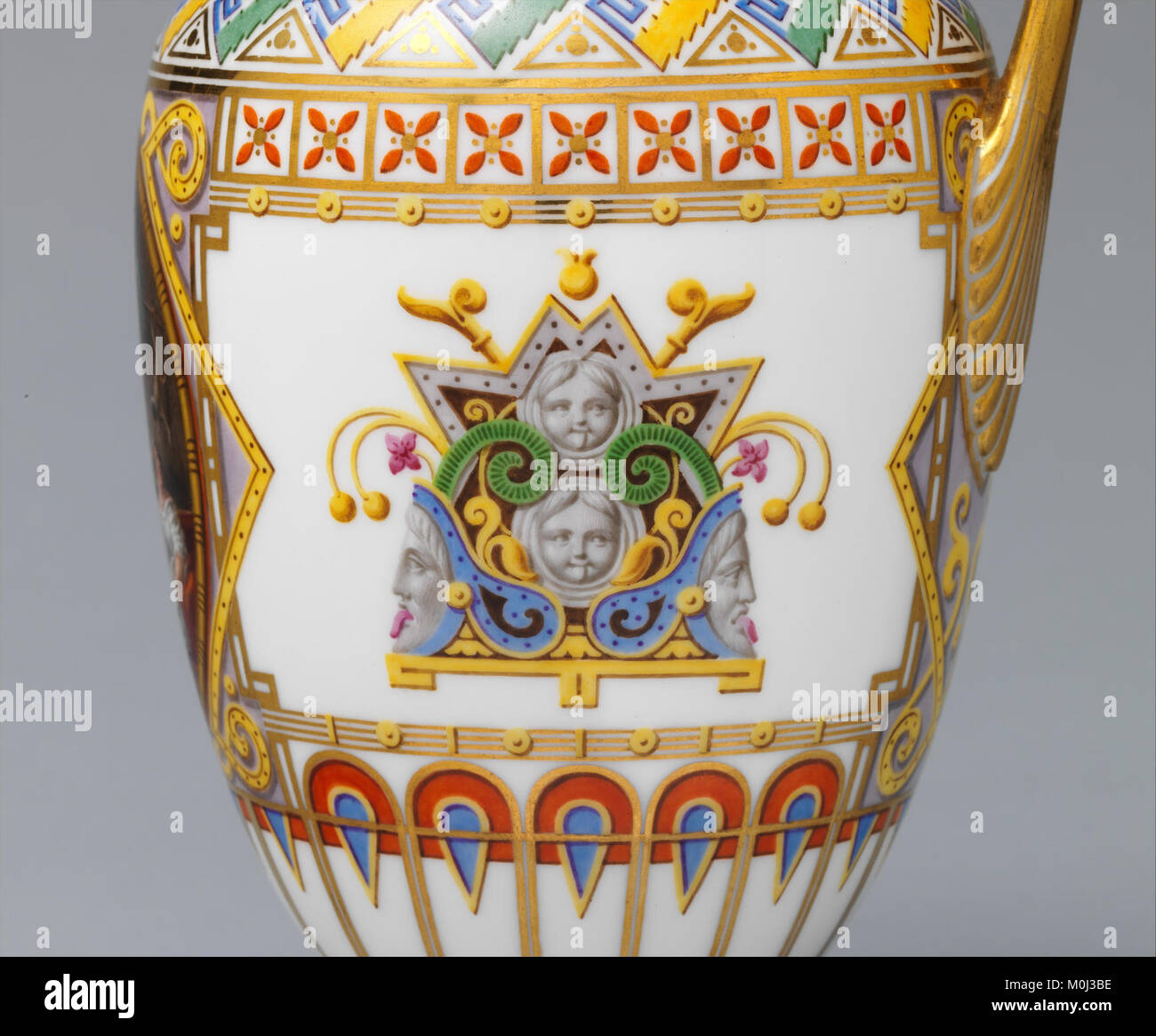 Ce pot à lait ovoïde, qui fait partie d'un service de table, est confectionné en porcelaine avec une décoration dorée et des motifs peints. Il représente le design de la vaisselle européenne de la fin du XVIIIe ou du début du XIXe siècle. Banque D'Images