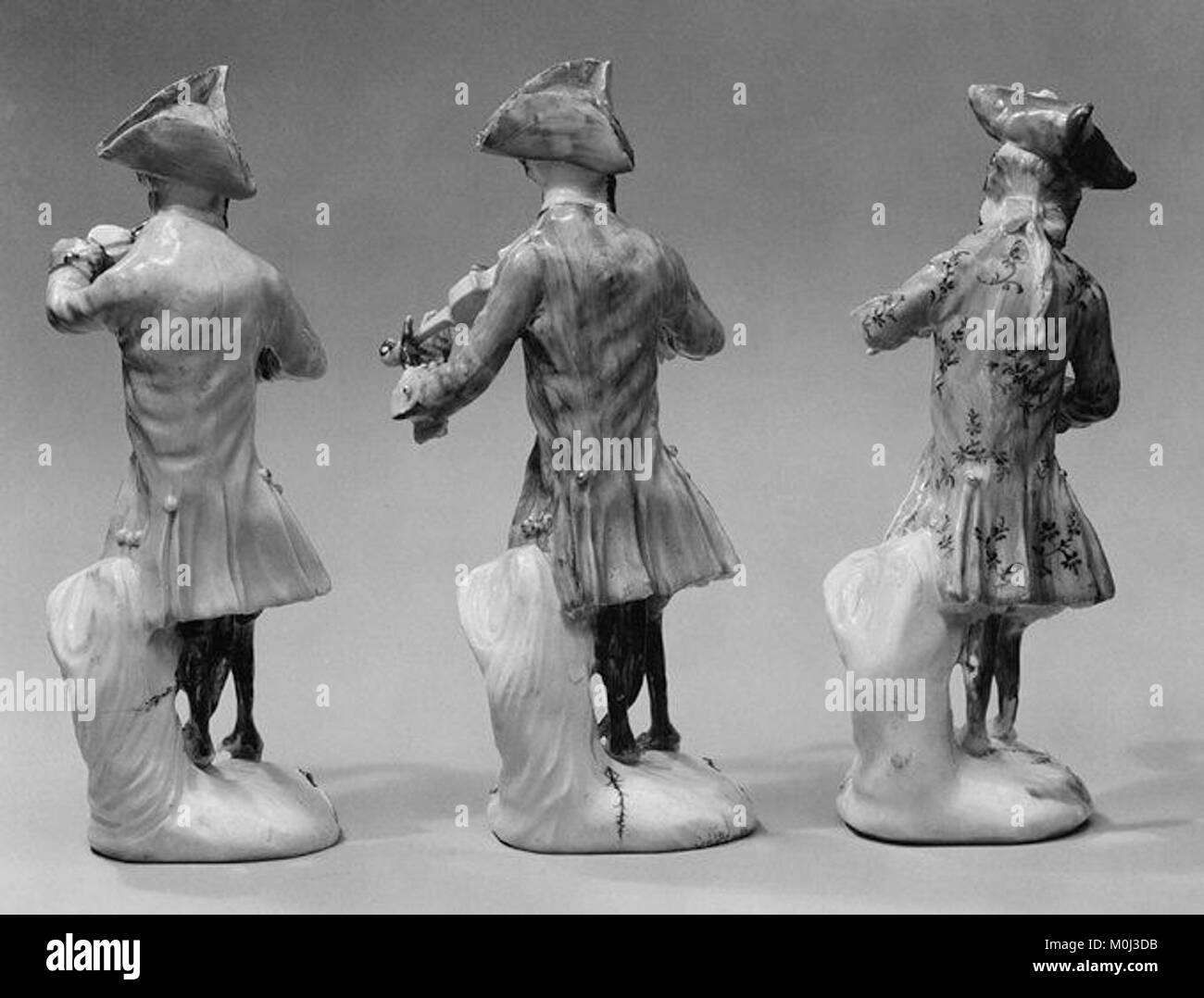 Sculpture fantaisiste d'un singe jouant d'un instrument de musique, faisant partie d'un ensemble plus vaste du Metropolitan Museum of Art, mettant en valeur des figurines animales dans l'histoire de l'art. Banque D'Images