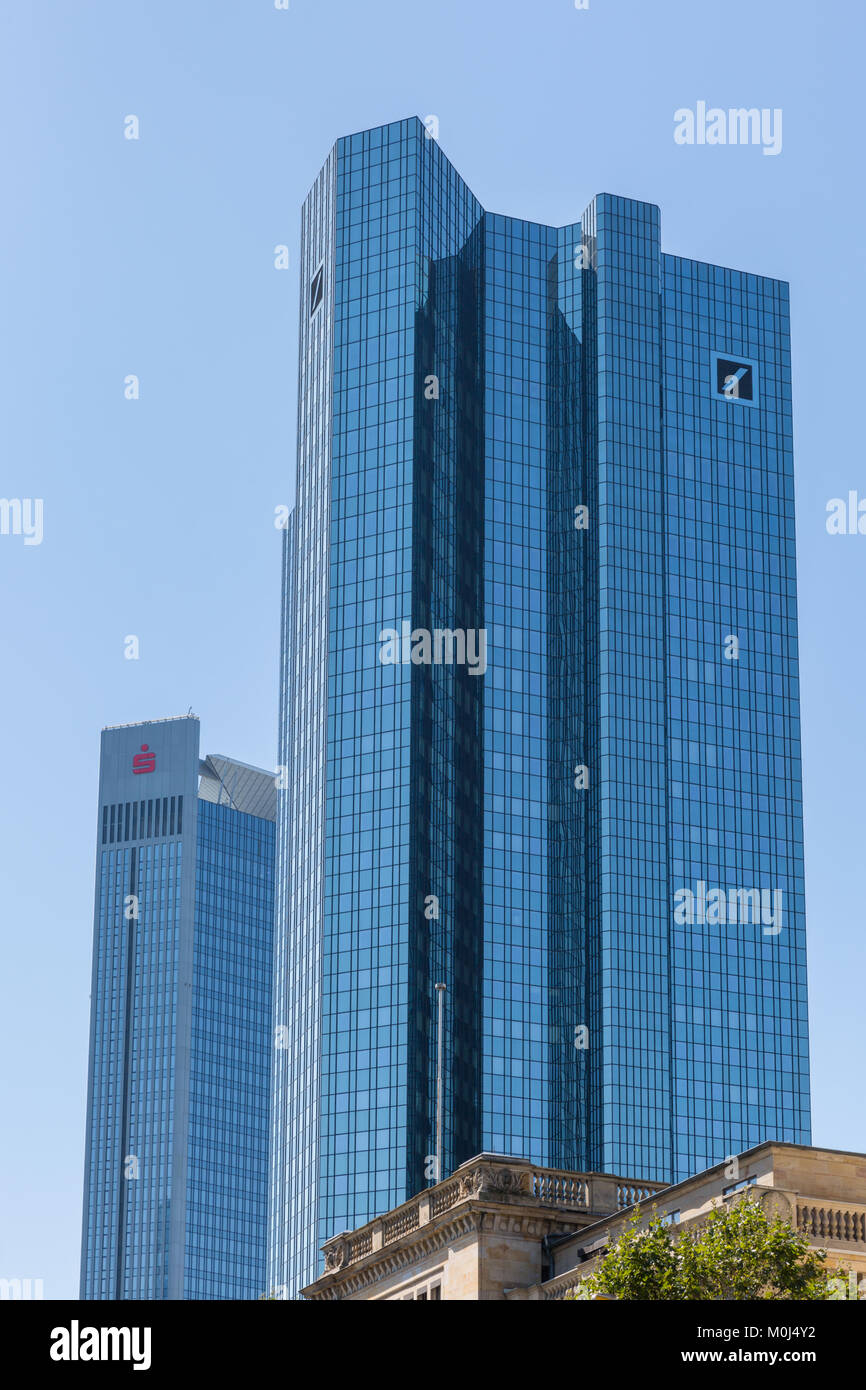 Siège de la Deutsche Bank Banque Sparkasse avec bâtiment en arrière-plan, du quartier financier, Francfort, Allemagne Banque D'Images