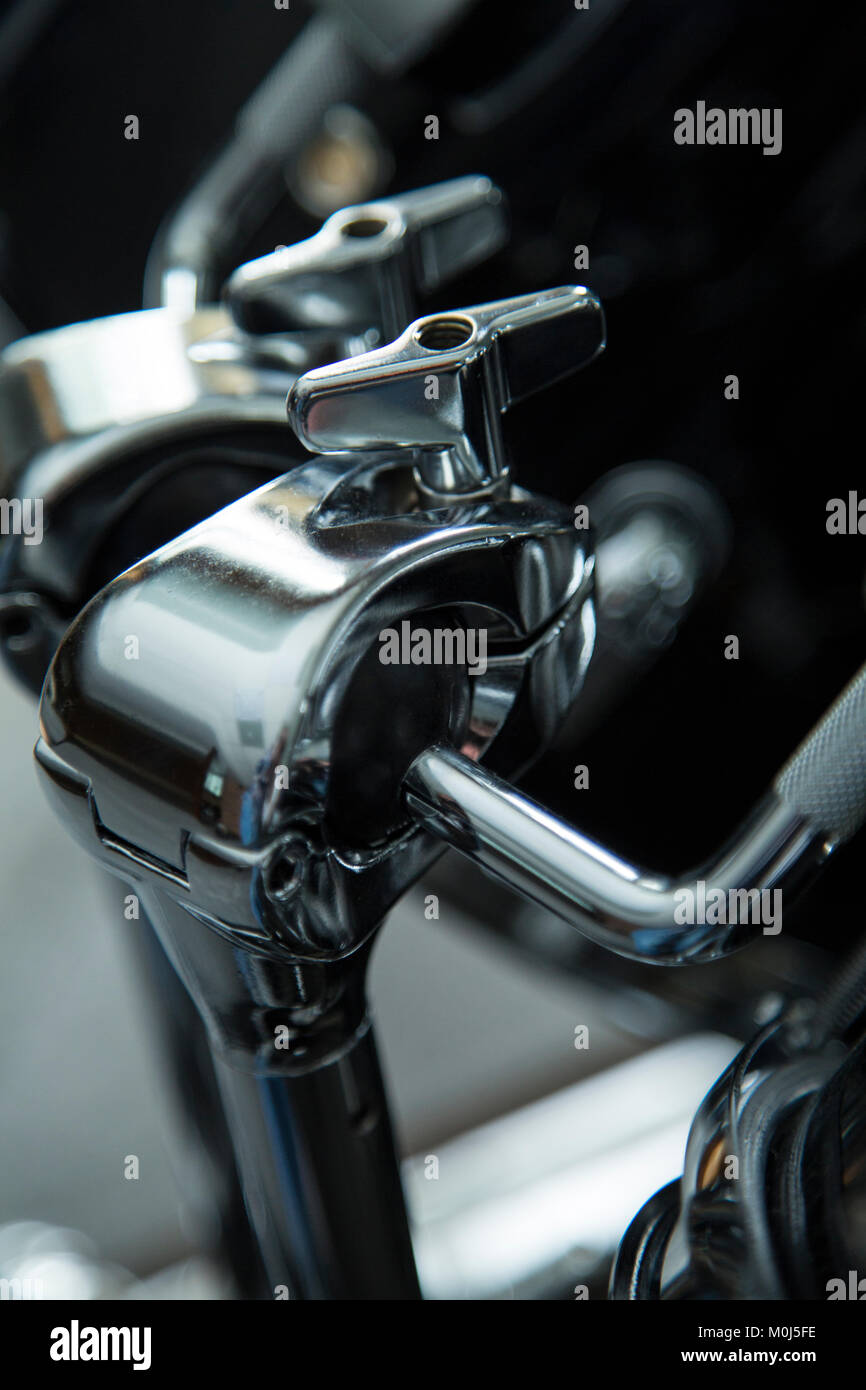 Gros plan du porte-toms sur la grosse caisse sur un kit de batterie. Banque D'Images