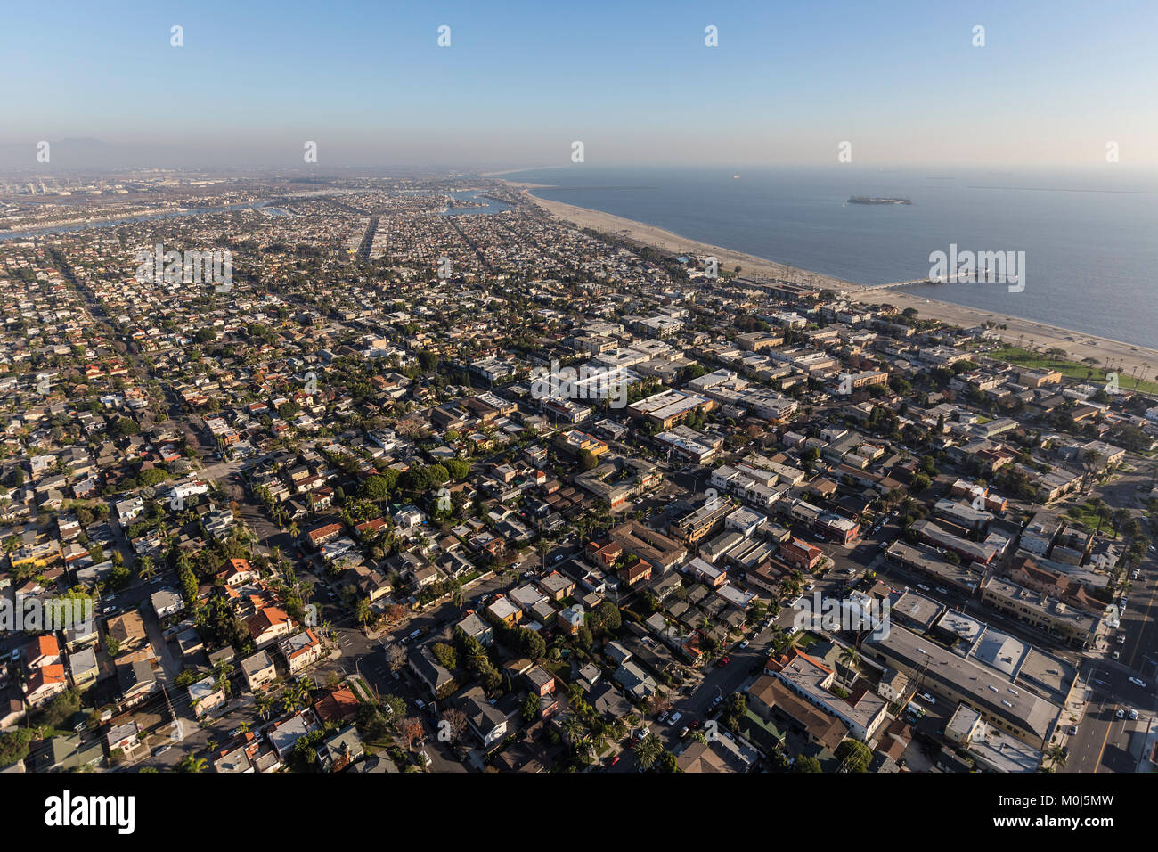 Aerial cityscape of Long Beach quartiers près de Belmont Pier en Californie du Sud. Banque D'Images
