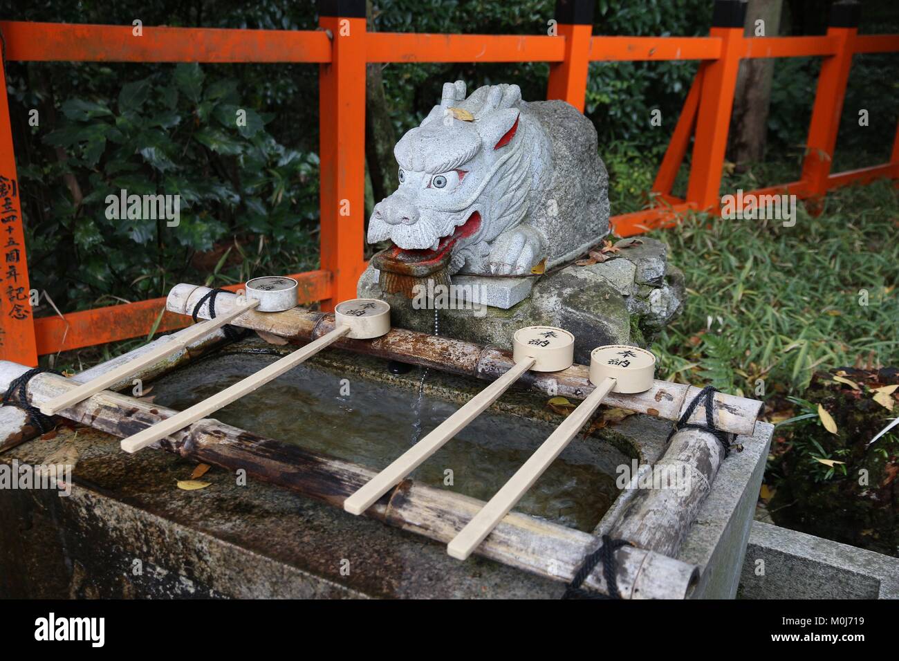 KYOTO, JAPON - 28 NOVEMBRE 2016 : les rituels de purification de l'eau printemps de Fushimi Inari Taisha à Kyoto, au Japon. Il y a plus de 10 000 torii ga Banque D'Images