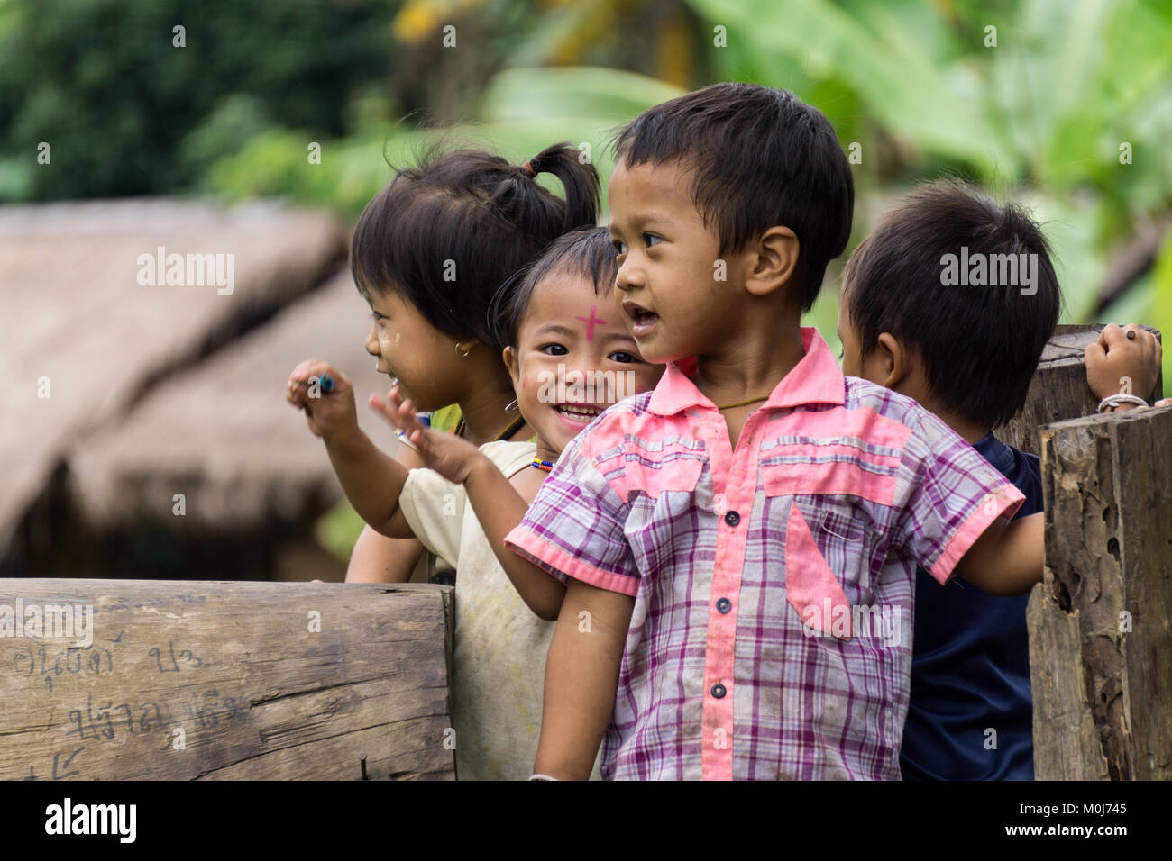 L'Asie, THAÏLANDE, Chiang Mai, Ban Huay Pa Rai Hill Village, enfants jouant Banque D'Images