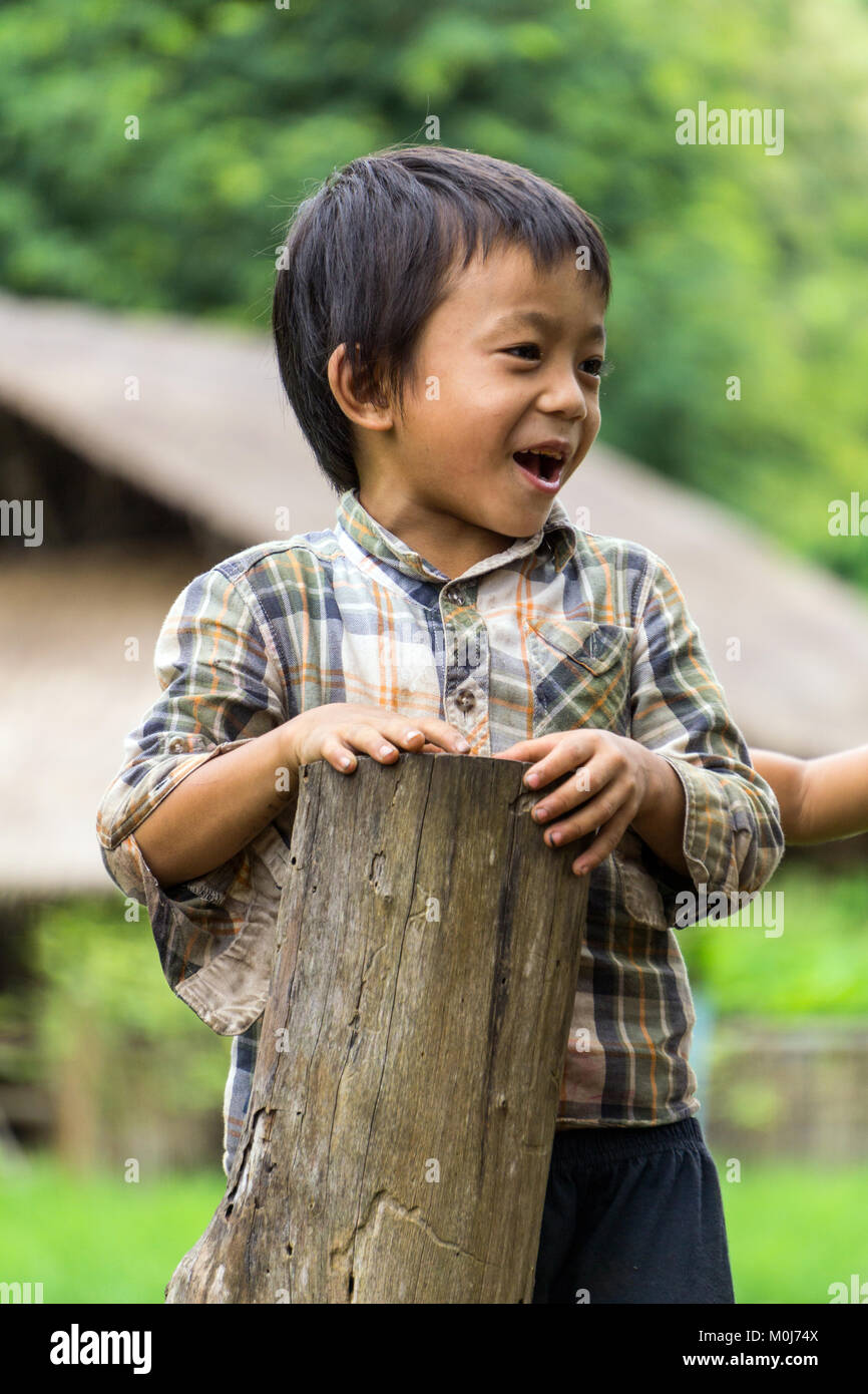 L'Asie, THAÏLANDE, Chiang Mai, Ban Huay Pa Rai Hill Village, enfants jouant Banque D'Images