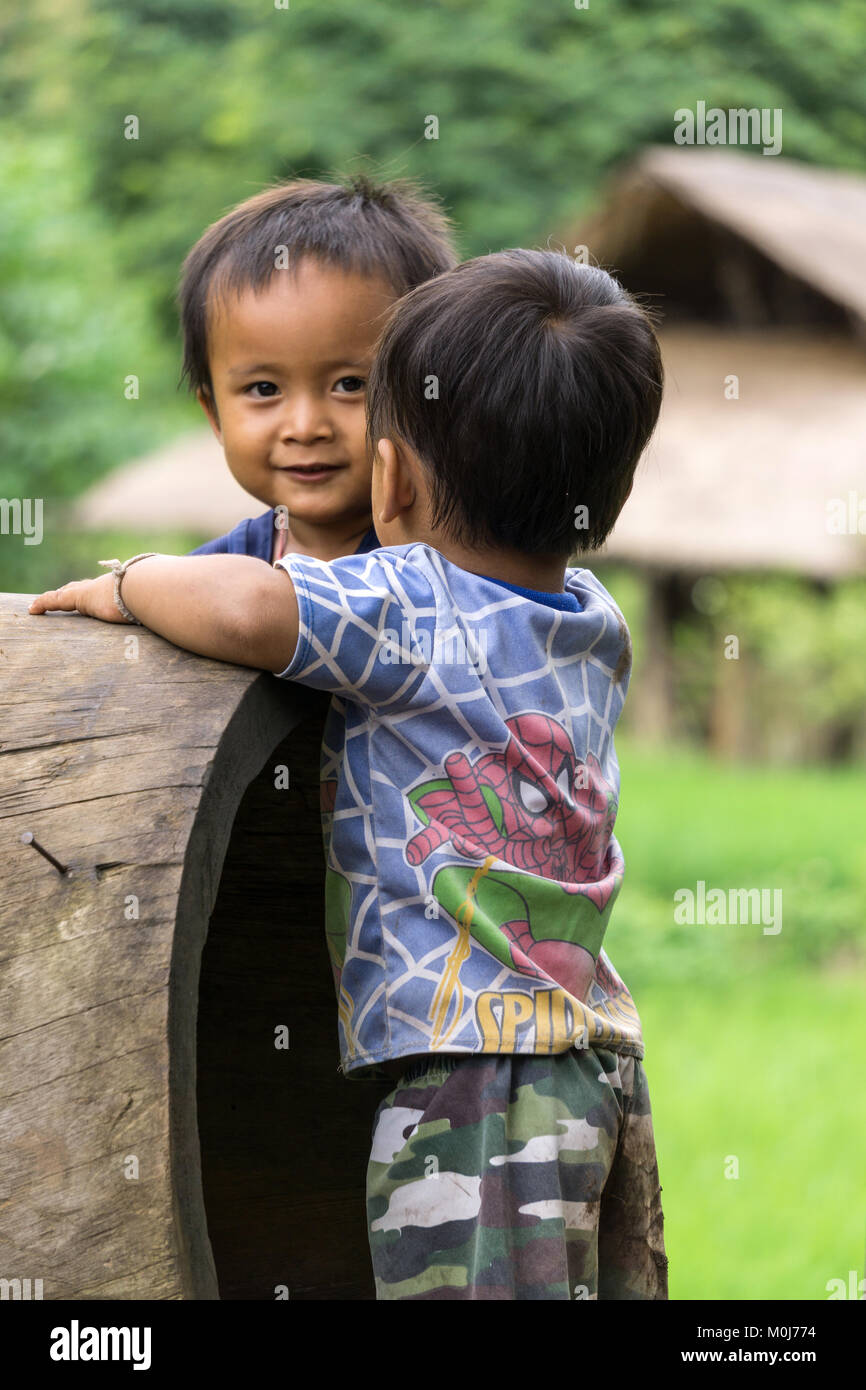 L'Asie, THAÏLANDE, Chiang Mai, Ban Huay Pa Rai Hill Village, enfants jouant Banque D'Images