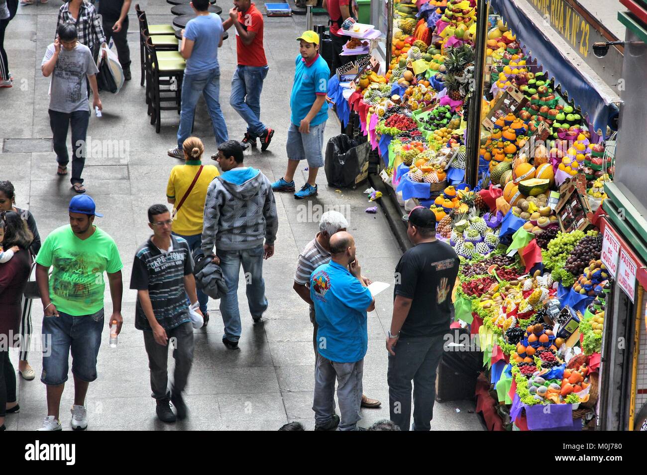 SAO PAULO, BRÉSIL - 6 octobre 2014 : visite du marché municipal à Sao Paulo. Le marché a été ouvert en 1933 et se vend actuellement environ 350 tonnes de f Banque D'Images