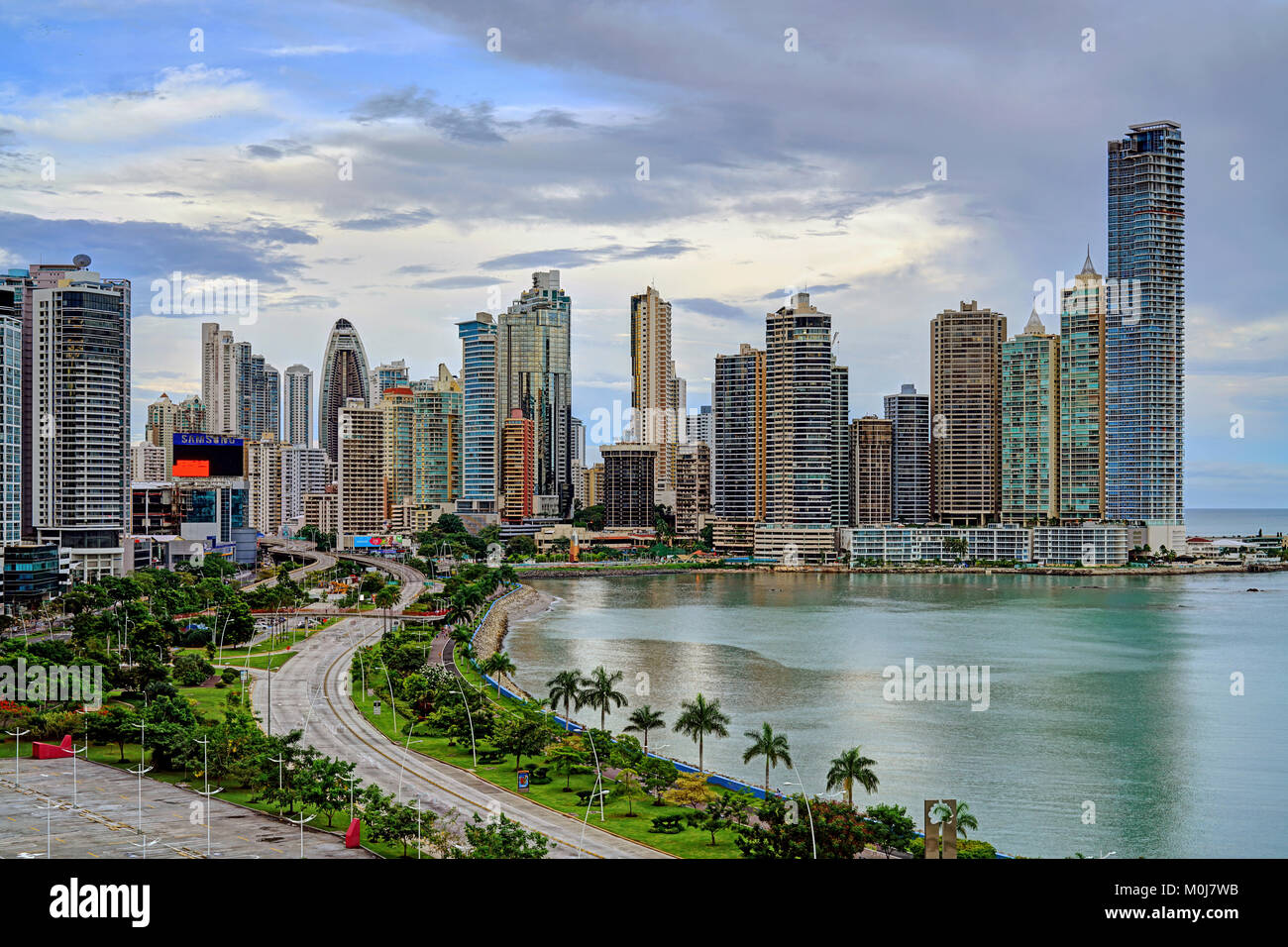 Panama City skyline de Balboa Avenue, la ligne de côte (Cinta Costera). Punta Paitilla, Punta Pacifica en face de la baie de Panama à l'océan pacifique. Banque D'Images