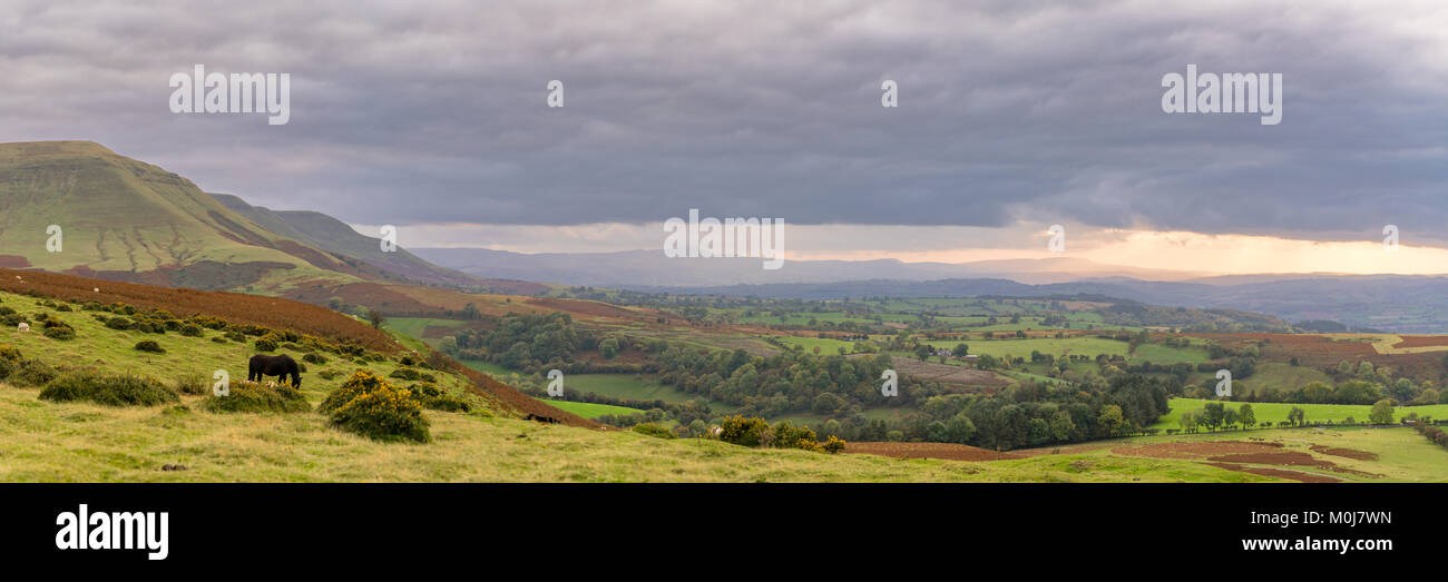 Vue sur le paysage du parc national de Brecon Beacons sur un jour nuageux, vu de Hay Bluff parking dans la Montagne Noire, Powys, Wales, UK Banque D'Images
