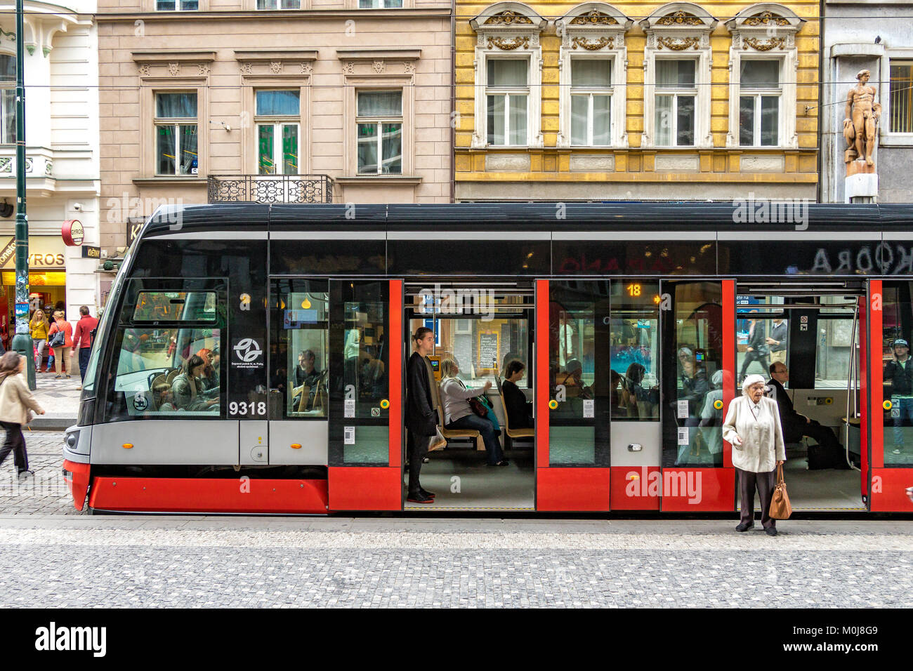 Une vieille dame débarque un tramway à l'arrêt de tramway le long Spálená à Prague , République Tchèque Banque D'Images