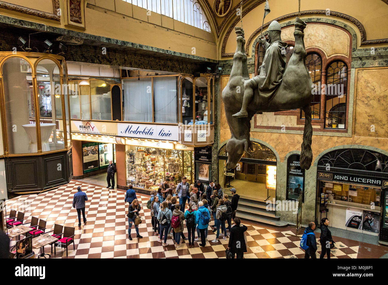 Statue du roi Wenceslas équitation un cheval mort à Prague par l'artiste David Cerny dans la galerie du Palais Lucerna Banque D'Images