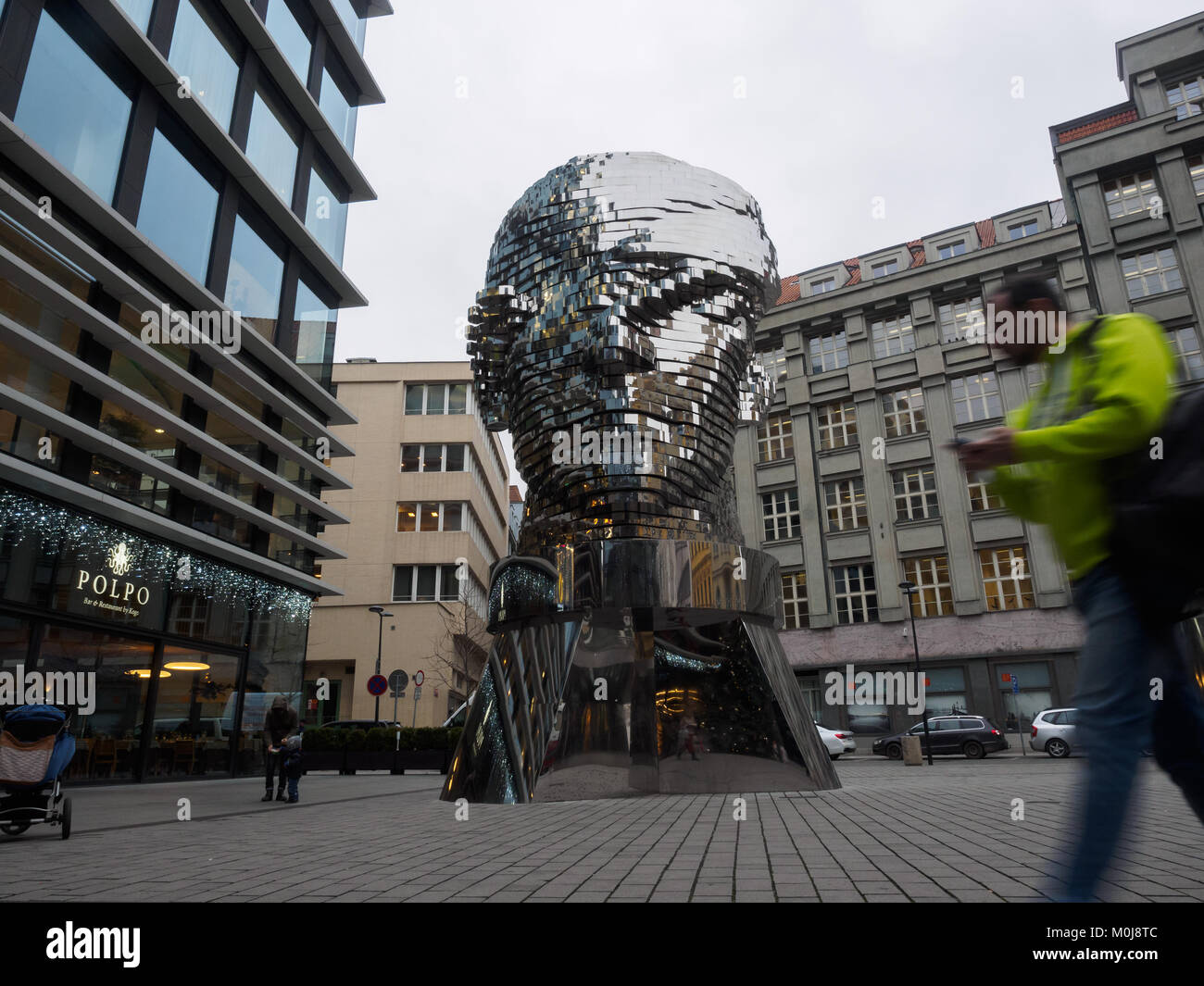 Prague, République Tchèque - 8 janvier 2018. L'installation d'art moderne de rotation de la tête métallique de l'écrivain Franz Kafka Banque D'Images