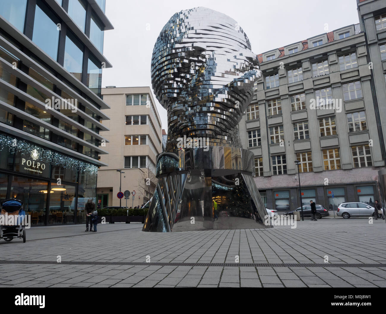 Prague, République Tchèque - 8 janvier 2018. L'installation d'art moderne de rotation de la tête métallique de l'écrivain Franz Kafka Banque D'Images