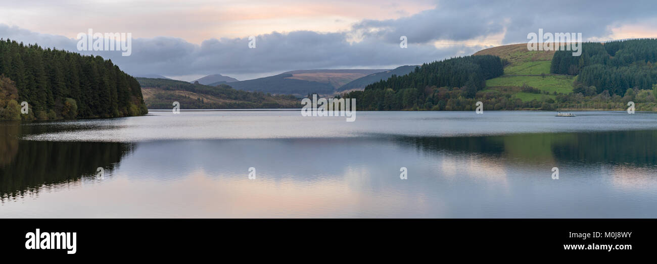 Soir vue sur le réservoir de Pontsticill près de Merthyr Tydfil, Mid Glamorgan, Pays de Galles, Royaume-Uni Banque D'Images