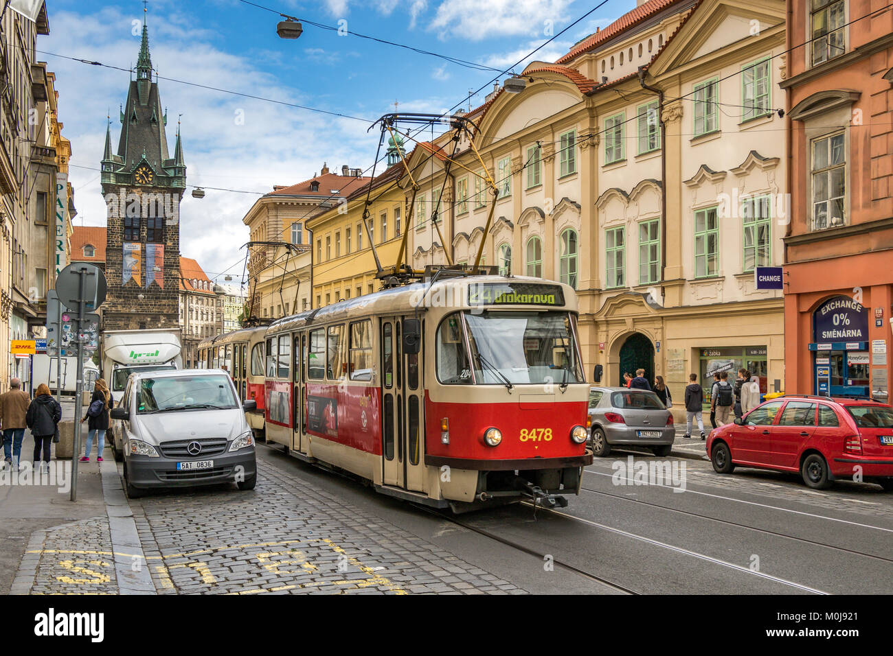 Tatra T3 de tramway de Prague à Prague Jindřišská voyageant le long de la tour Jindrisska avec en arrière-plan Banque D'Images