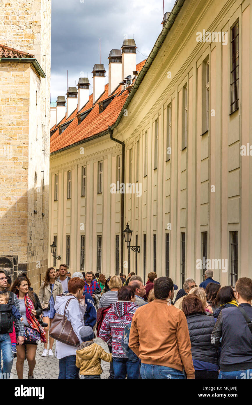 Les visiteurs et les touristes marchant à travers un étroit passage dans le château de Prague , Prague , République Tchèque Banque D'Images