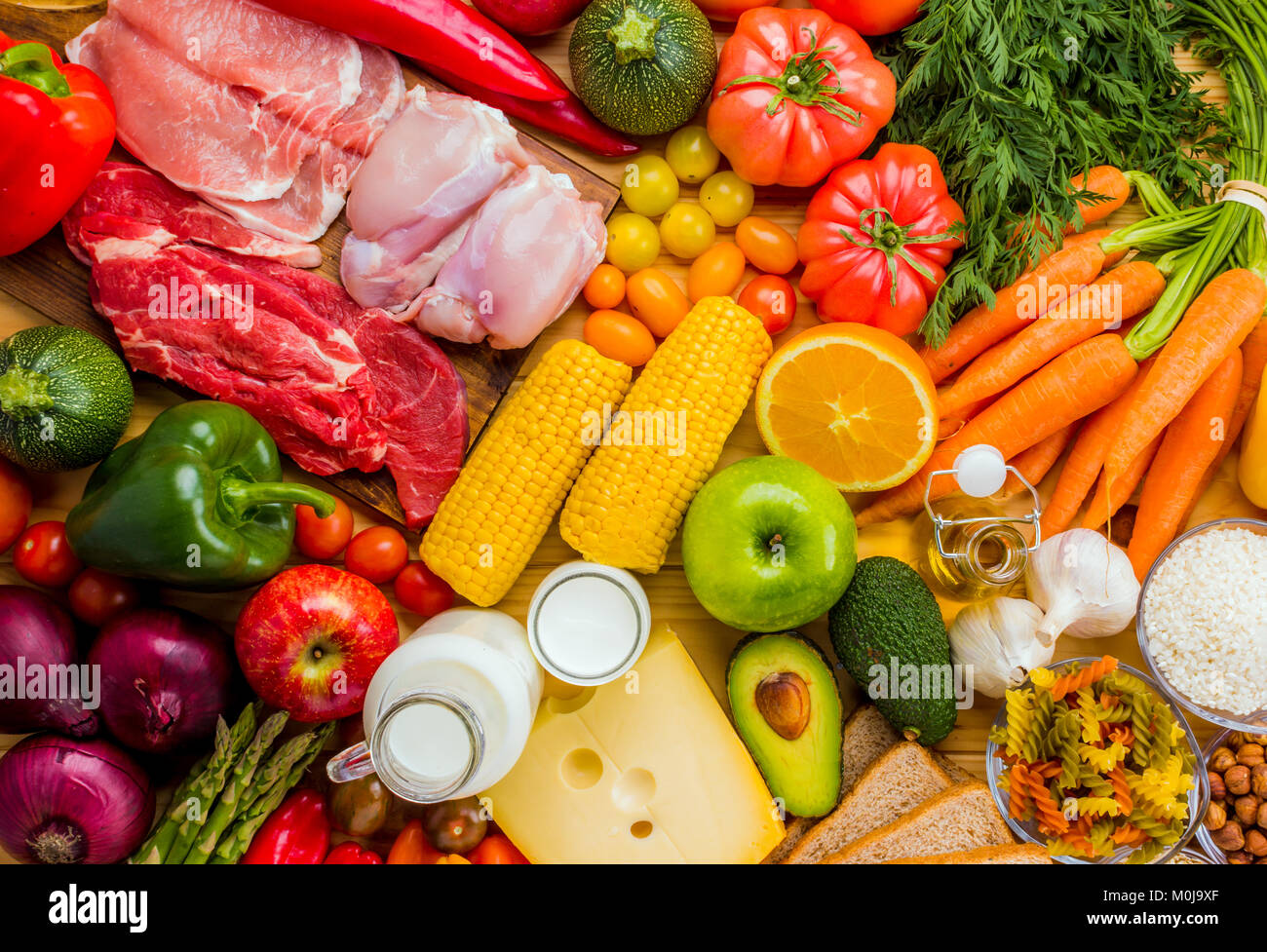 Différents types d'aliments de la pyramide alimentaire vu de dessus. Banque D'Images