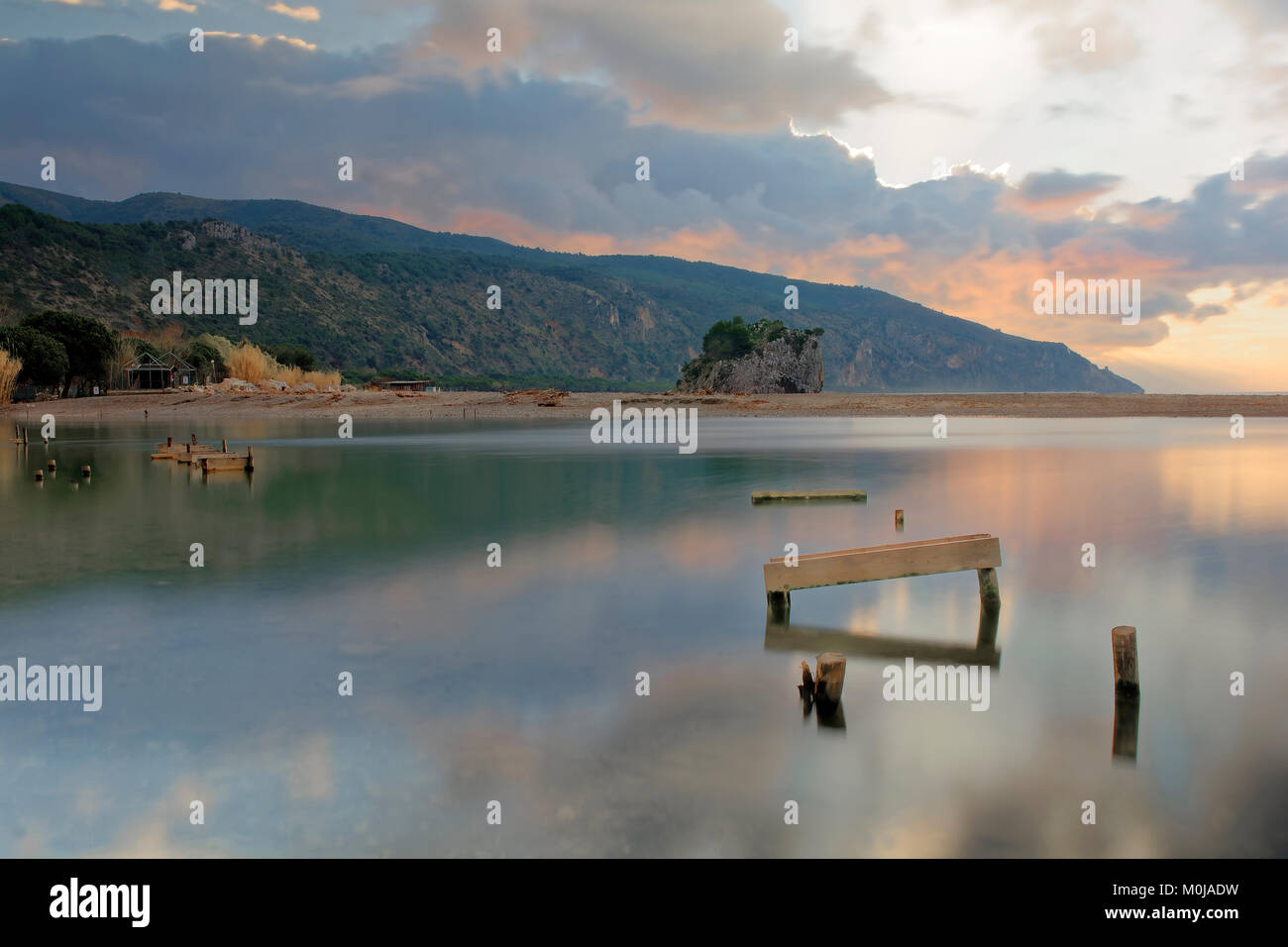 Palinuro. Fleuve Mingardo bouche à l'aube avec ciel nuageux et dans l'arrière-plan la roche mingardo et le promontoire en direction de Marina di Camerota Banque D'Images