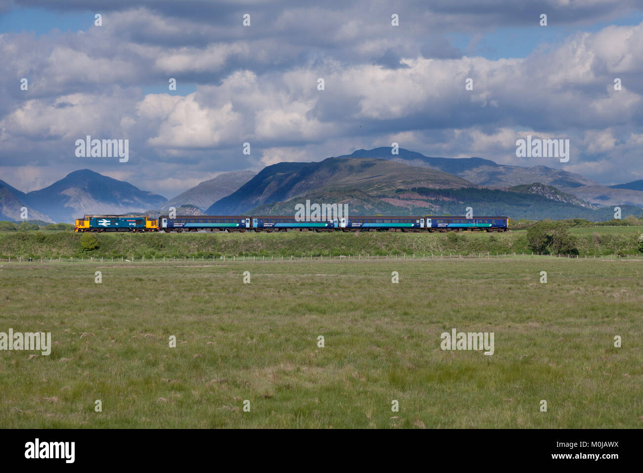 Un service ferroviaire direct la classe 37 locomotive passe Drigg (au sud de Sellafield) avec un Carlisle - Barrow in Furness service ferroviaire du nord Banque D'Images