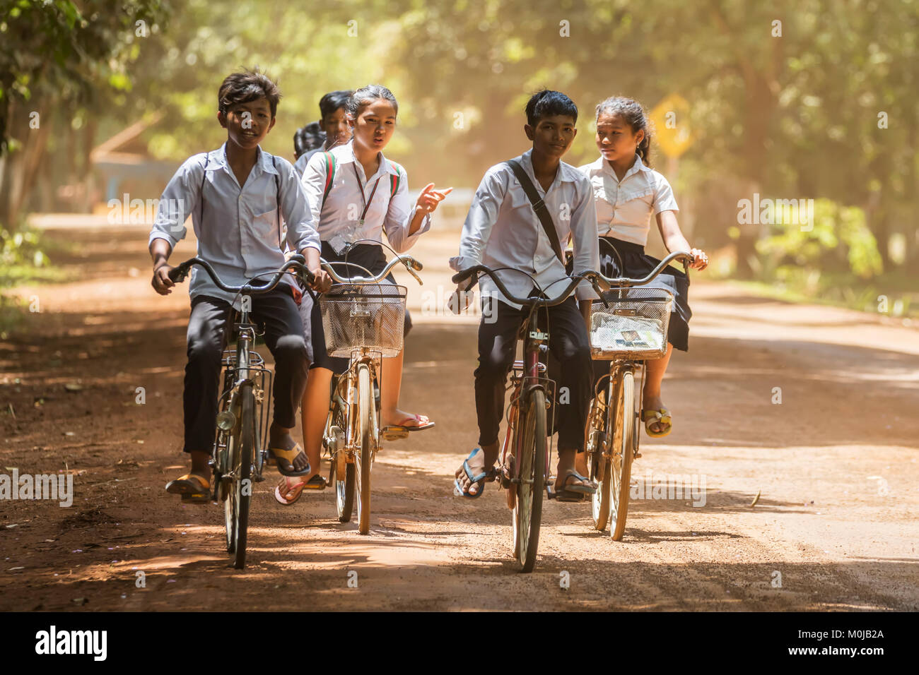 Les enfants de l'école cambodgienne sur les bicyclettes ; Sambor Prei Kuk, Kompong Thom, Cambodge Banque D'Images