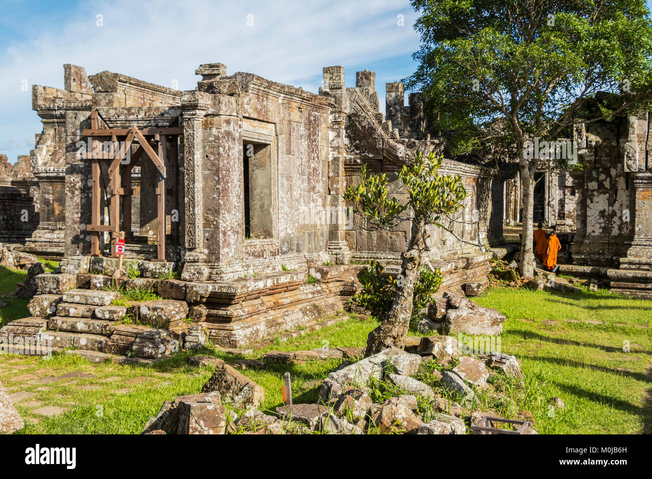 Les moines bouddhistes dans la deuxième Gopura ; Preah Vihear, le Cambodge Banque D'Images