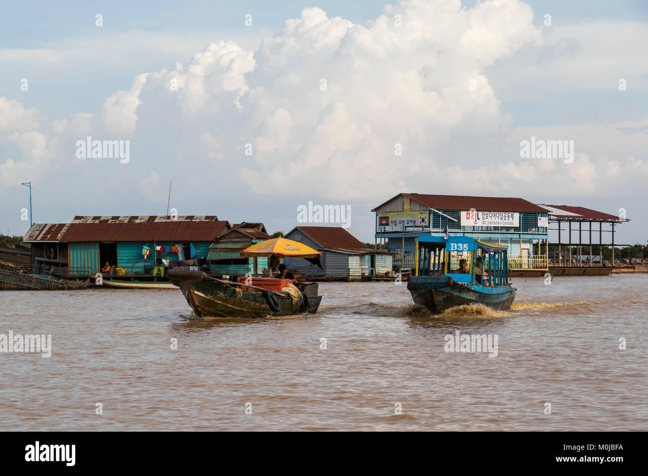 Des maisons flottantes sur le lac Tonle Sap, Siem Reap, Cambodge Banque D'Images