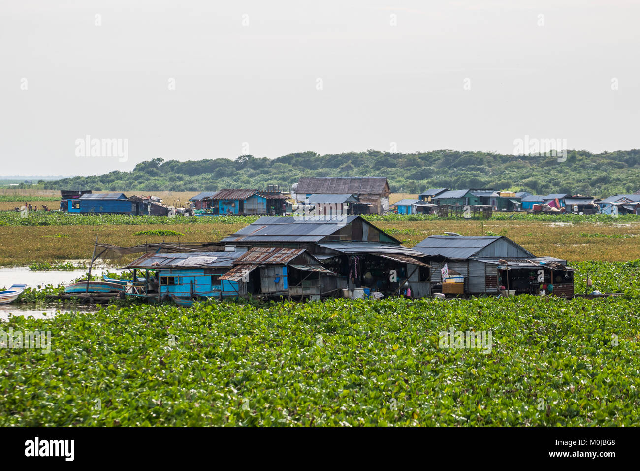 Village flottant dans le lac Tonle Sap, Siem Reap, Cambodge Banque D'Images