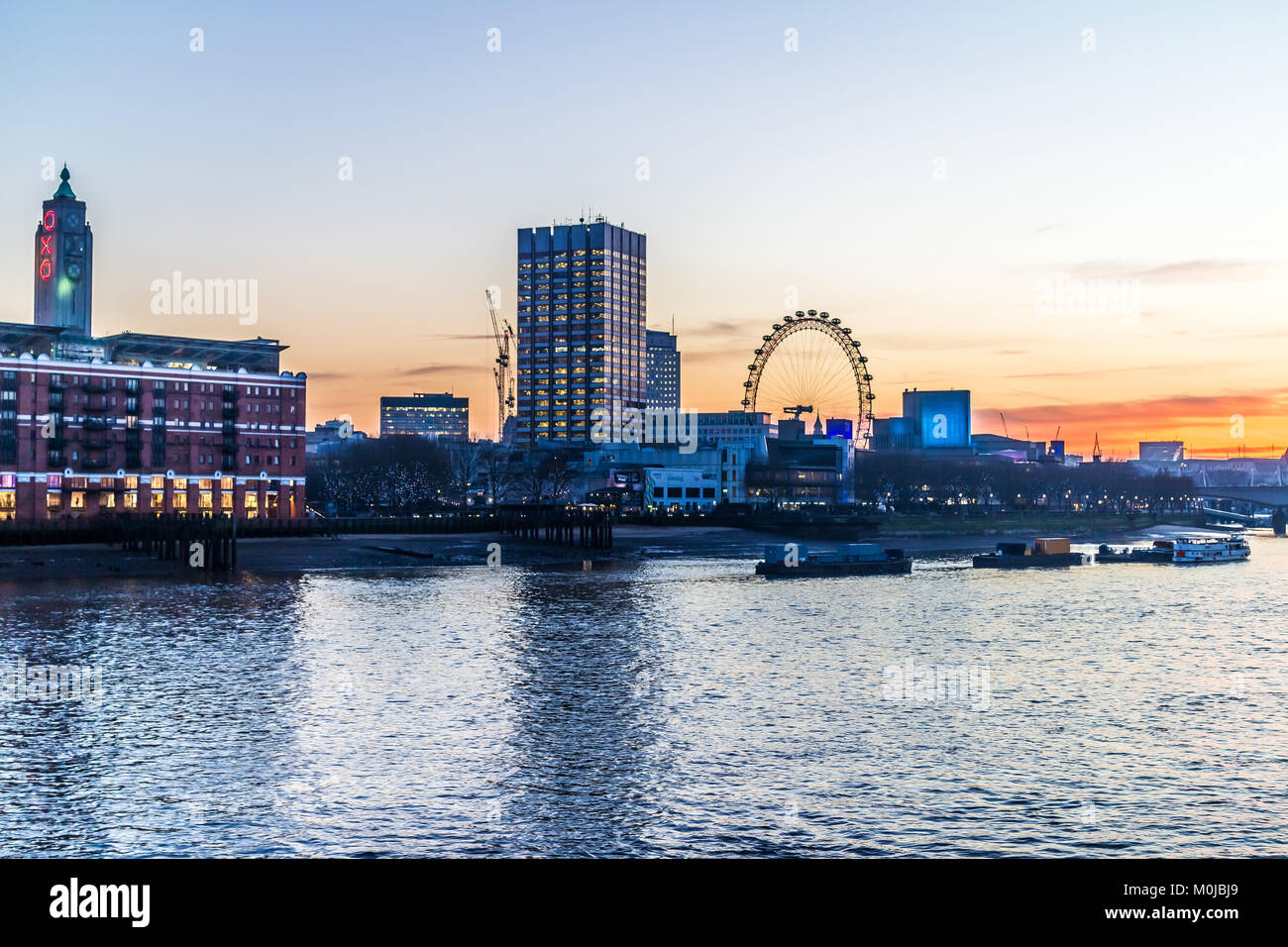 London Eye, grande roue du millénaire, remblai. Banque D'Images