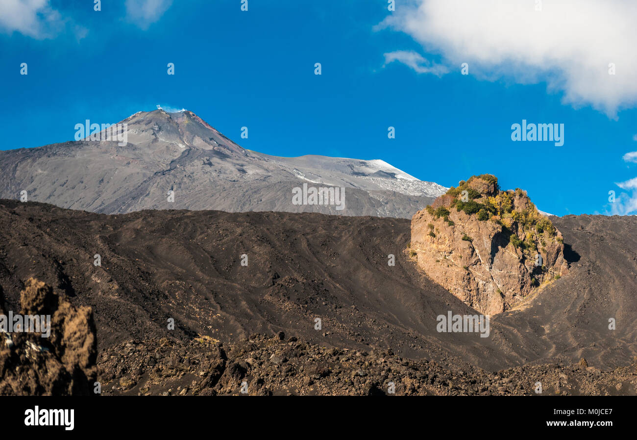 Cratères Sommitaux du volcan Etna vu depuis le flanc est Banque D'Images