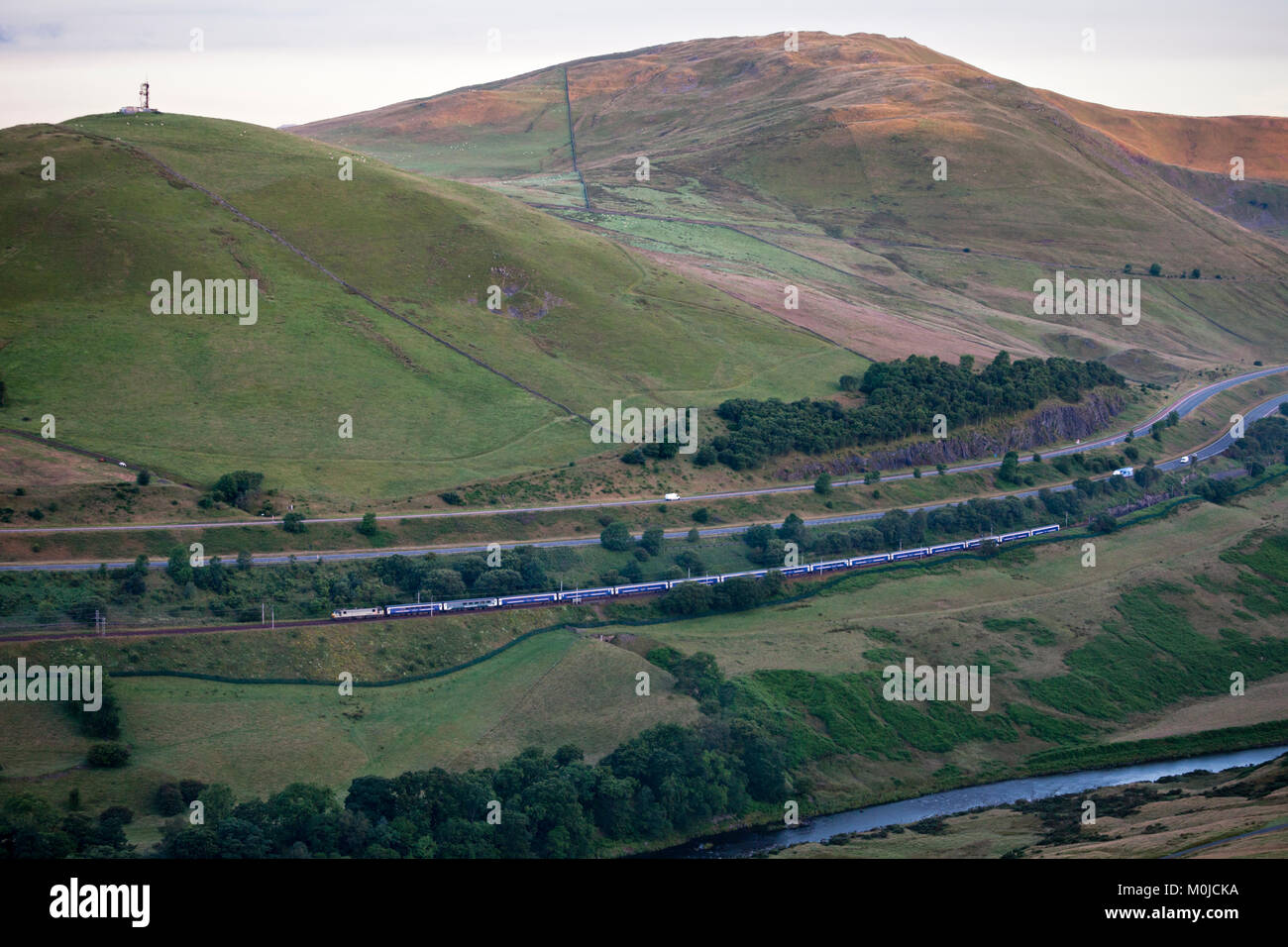 L'Inverness 2044 - London Euston Caledonian sleeper throgh Serco passe la Lune gorges (au sud de Tebay) l'exécution de 101 minutes de retard. Banque D'Images