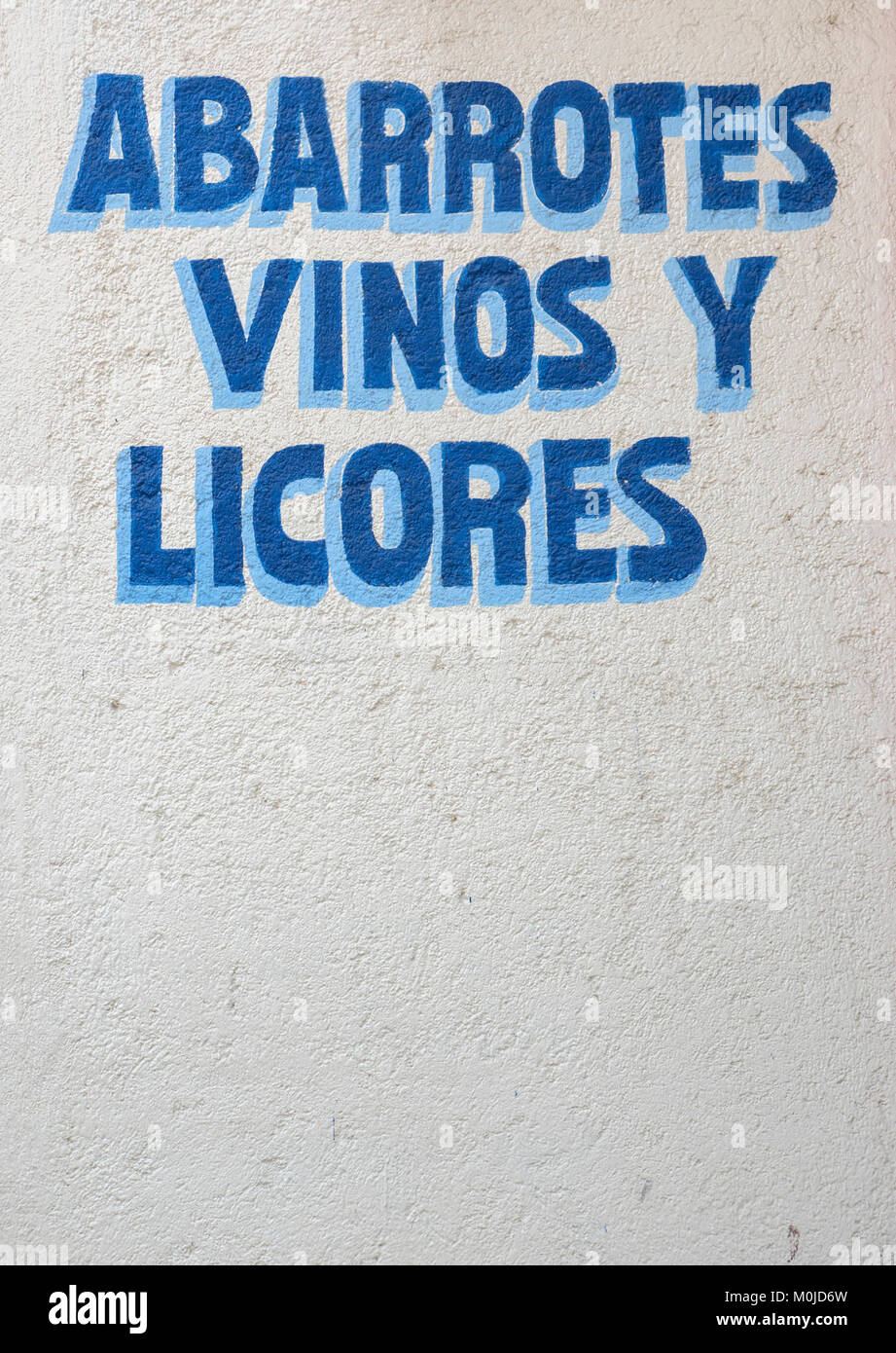 Une Enseigne peinte sur un mur à l'extérieur un magasin vend de l'alcool et du vin à Santa Cruz Bay, de l'état du Oaxaca Huatulco, Mexique Banque D'Images