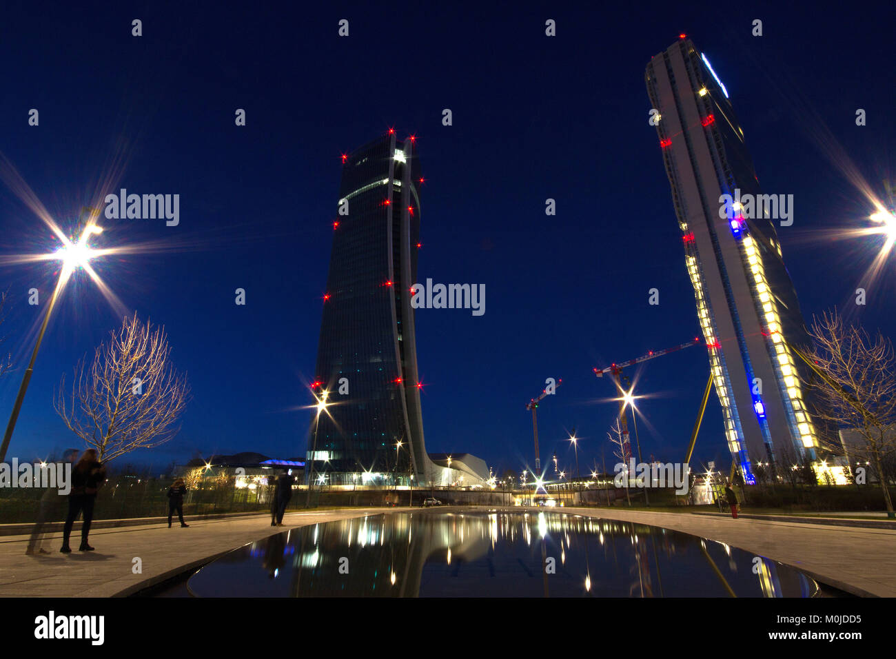 L'Isozaki et Hadid tower dans le CityLife de Milan à partir de l'entrée du parc au crépuscule Banque D'Images