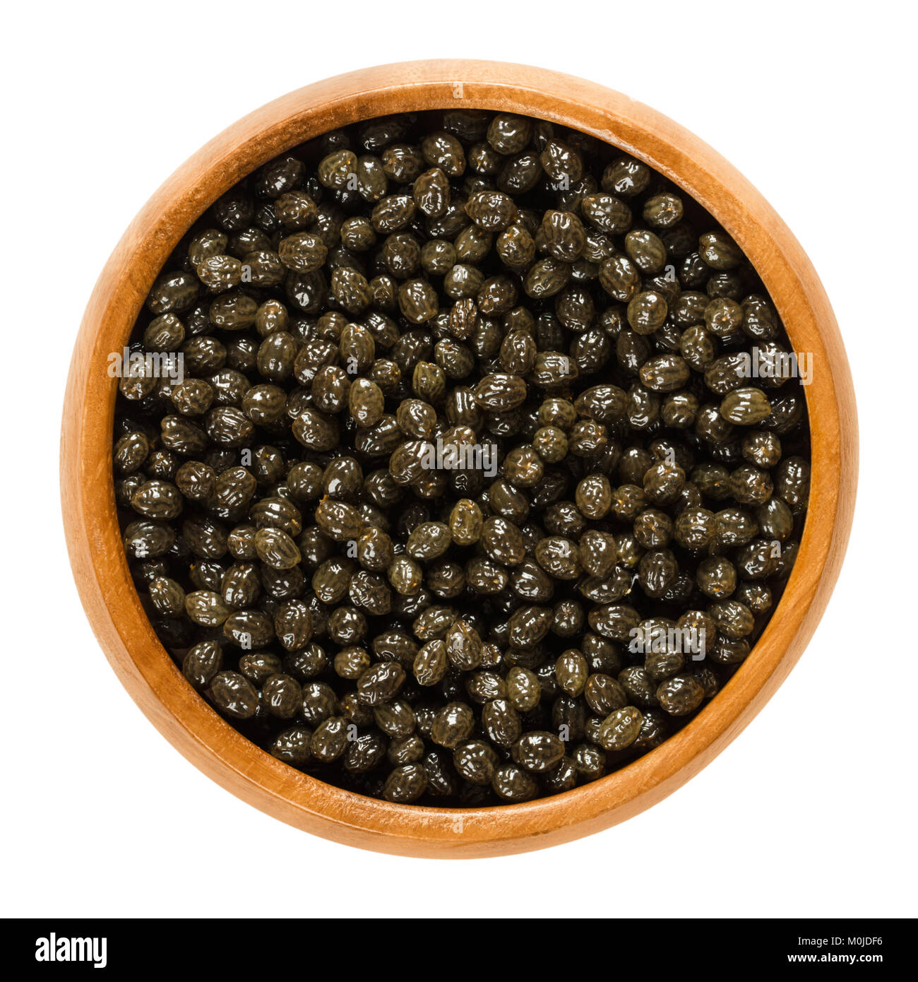 Graines de papaye fraîche en noir bol en bois. Et comestibles avec Sharp, un goût épicé. Un substitut pour le poivre et pour vaincre les parasites. Carica papaya. Banque D'Images