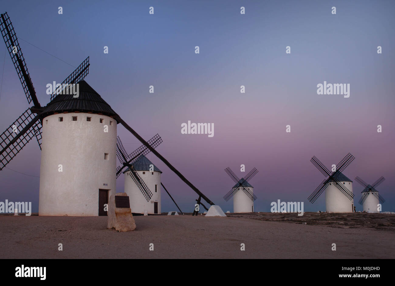 Route des moulins à vent, Campo de Criptana, province de Tolède, Espagne, La Mancha, route de Don Quichotte, vue panoramique au coucher du soleil Banque D'Images
