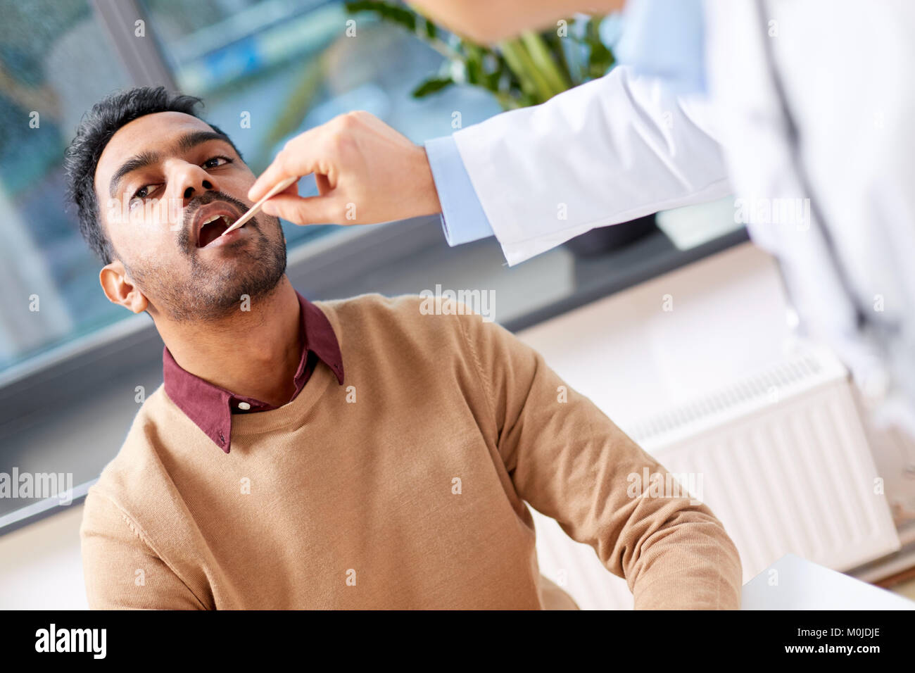 Doctor examining patient à la clinique de la gorge Banque D'Images
