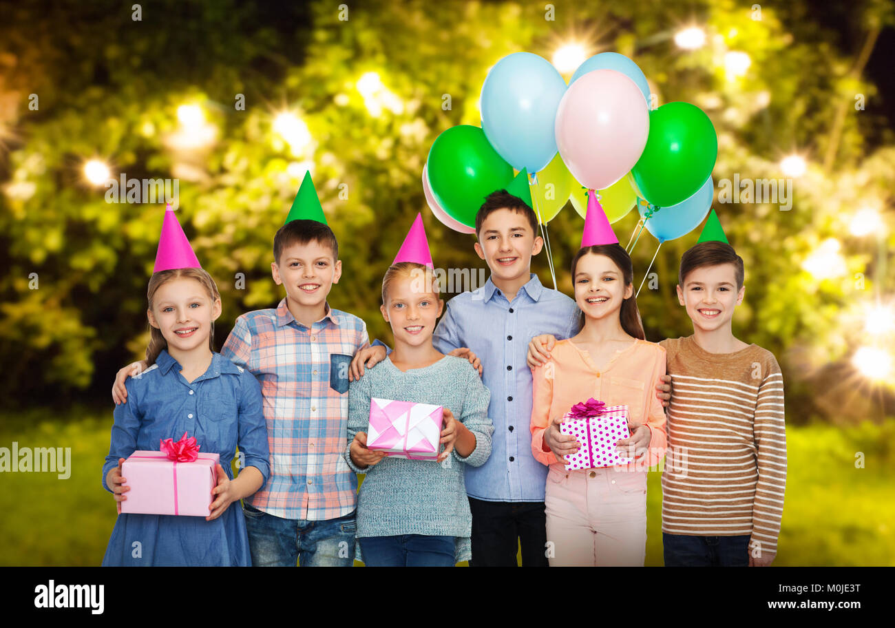 Des enfants heureux avec des dons at Birthday party Banque D'Images