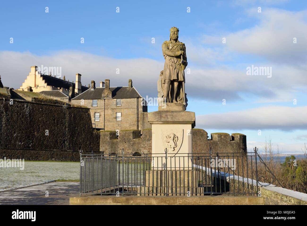 Rénovation statue du roi Robert Bruce sur l'esplanade au château de Stirling, Scotland, UK Banque D'Images