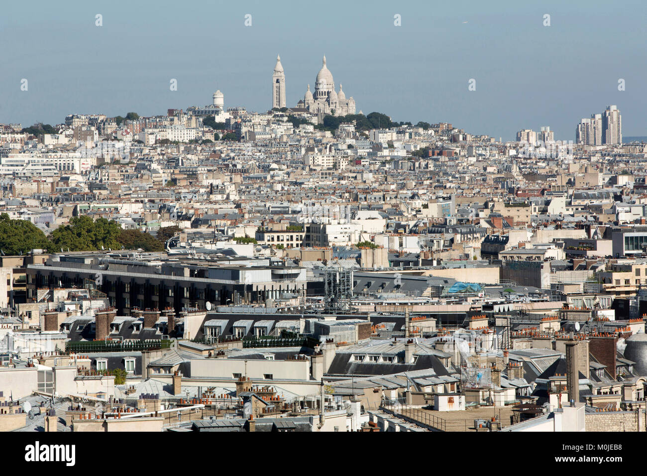 Paris (France) : immeubles dans les quartiers nord de la capitale, avec la Basilique du Sacré-Cœur de Paris (Français : Sacré-coeur) dans le d Banque D'Images