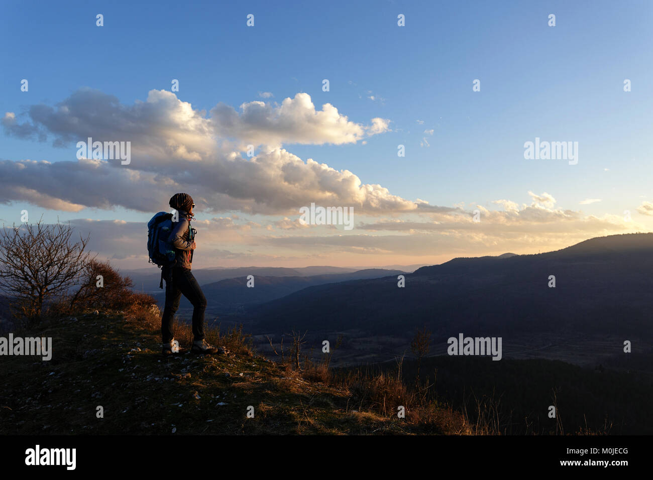 Femme debout sur le dessus de la colline panoramique au coucher du soleil, Veli Badin, Socerga, la Slovénie. Banque D'Images