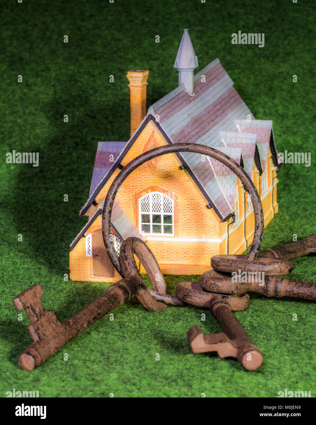 Village modèle / church hall, avec de vieux jeu de clés. Concept de l'activité communautaire / fonction / réunion qui aura lieu au centre local pour les résidents. UK. Banque D'Images