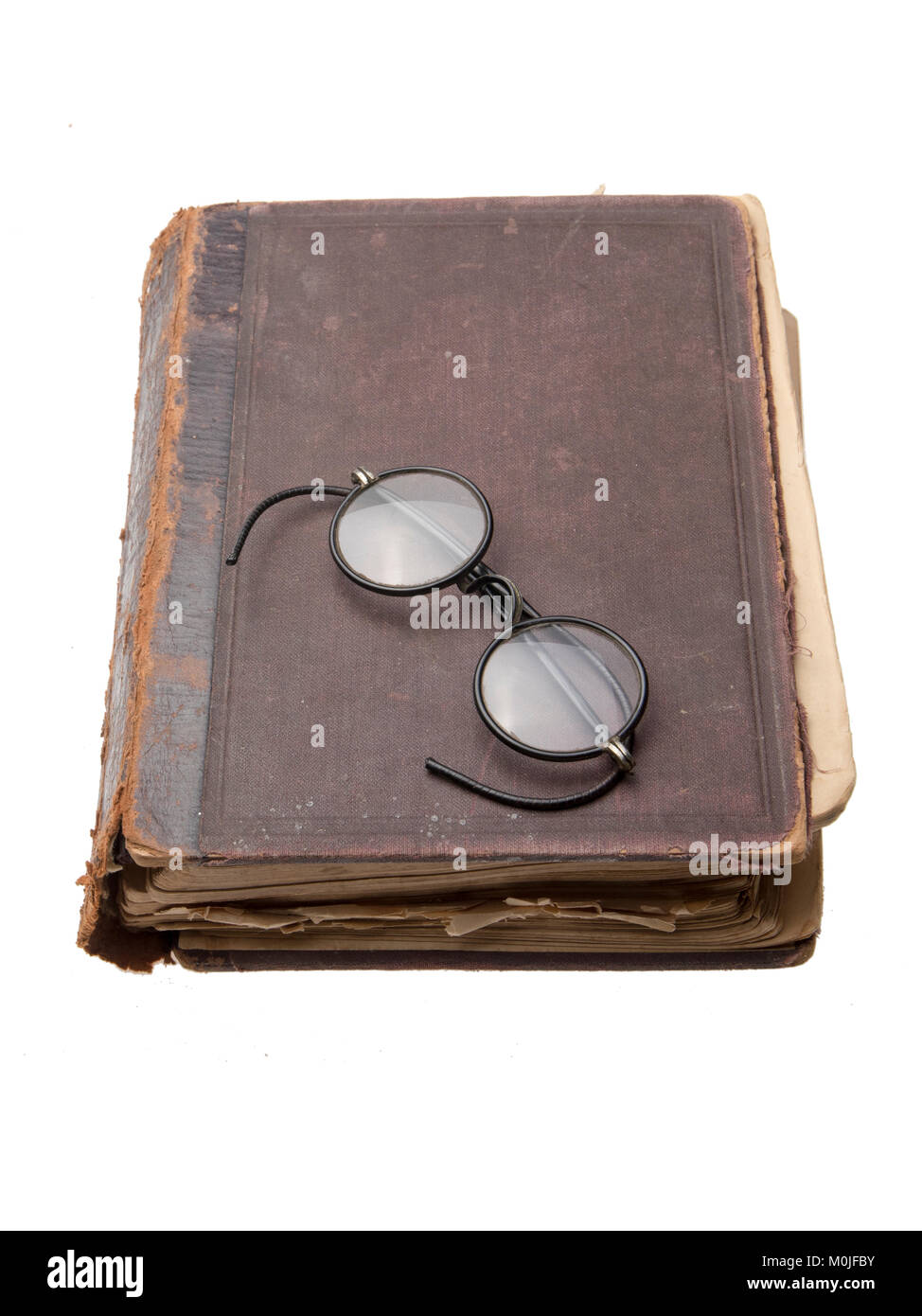 Vieux livre avec des verres isolé sur fond blanc Banque D'Images