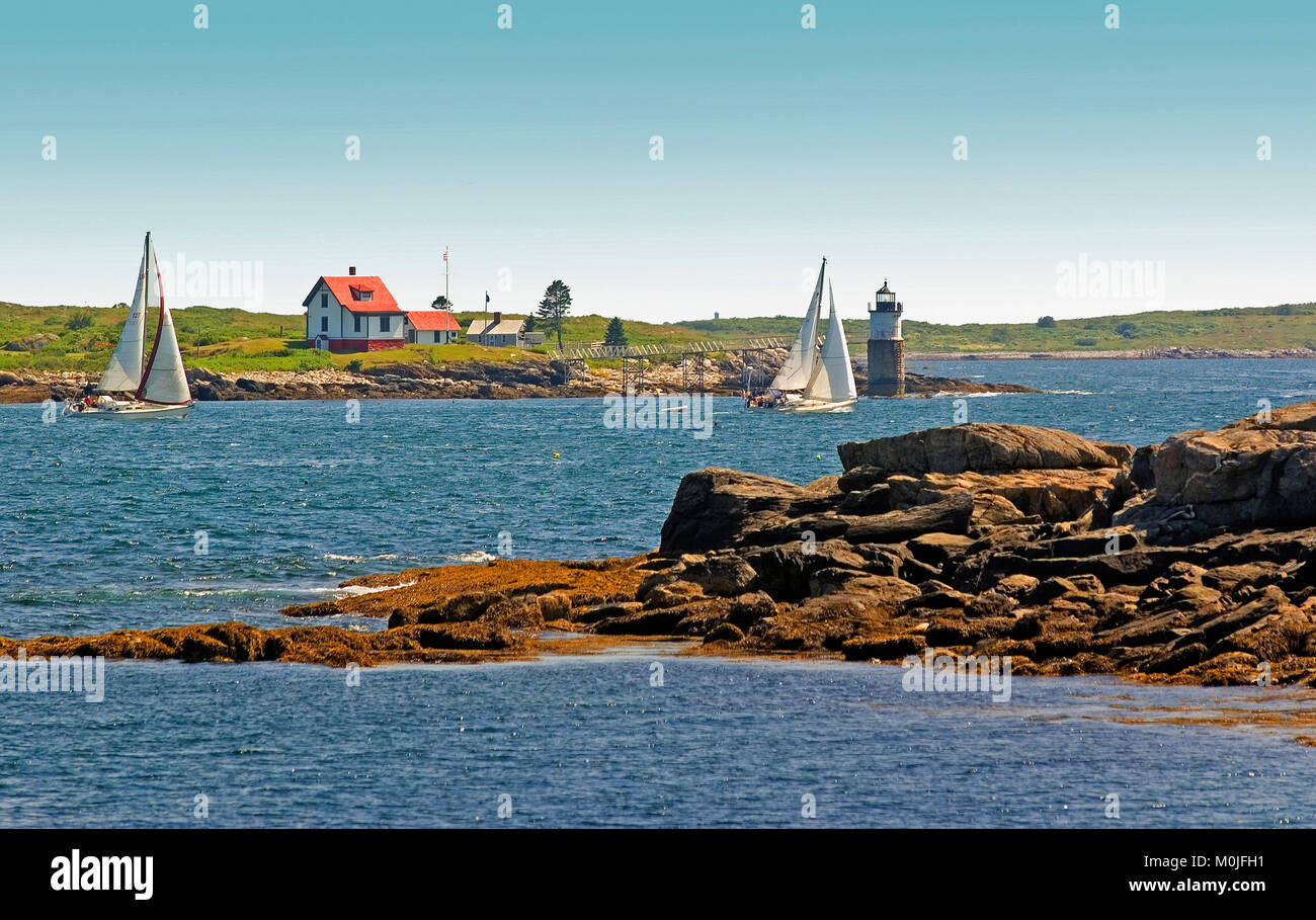 Une paire de voiliers passant Ram Island Light vu de Ociean Point, Maine, USA près de Boothbay Banque D'Images