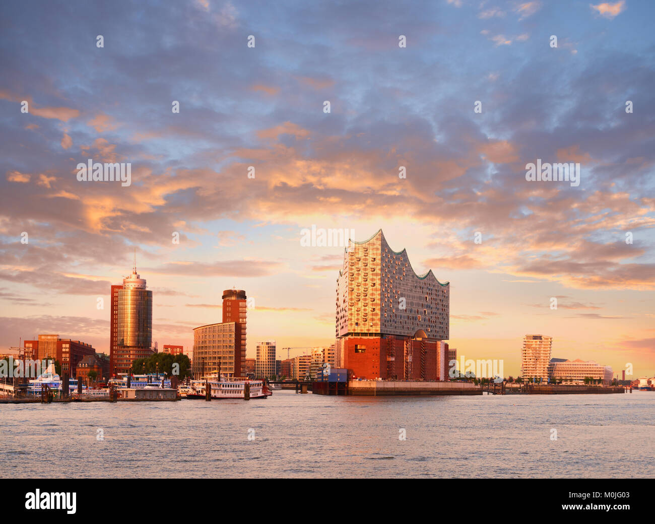 HANBURG, ALLEMAGNE - 12 août, 2015 : Hambirg, vue sur l'Elbe vers, une salle de concert Elbphilharmonie dans l'Hafen City au coucher du soleil. Banque D'Images