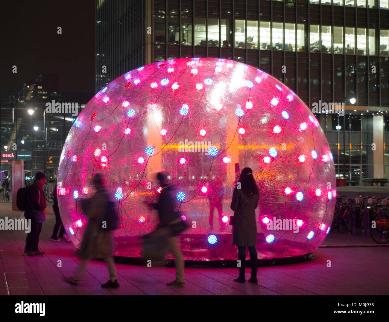 Avis aux visiteurs une installation interactive intitulée Sonic bulle de lumière, une partie de l'hiver fête des lumières à Canary Wharf, à Londres, Grande-Bretagne 14, 2018. Banque D'Images